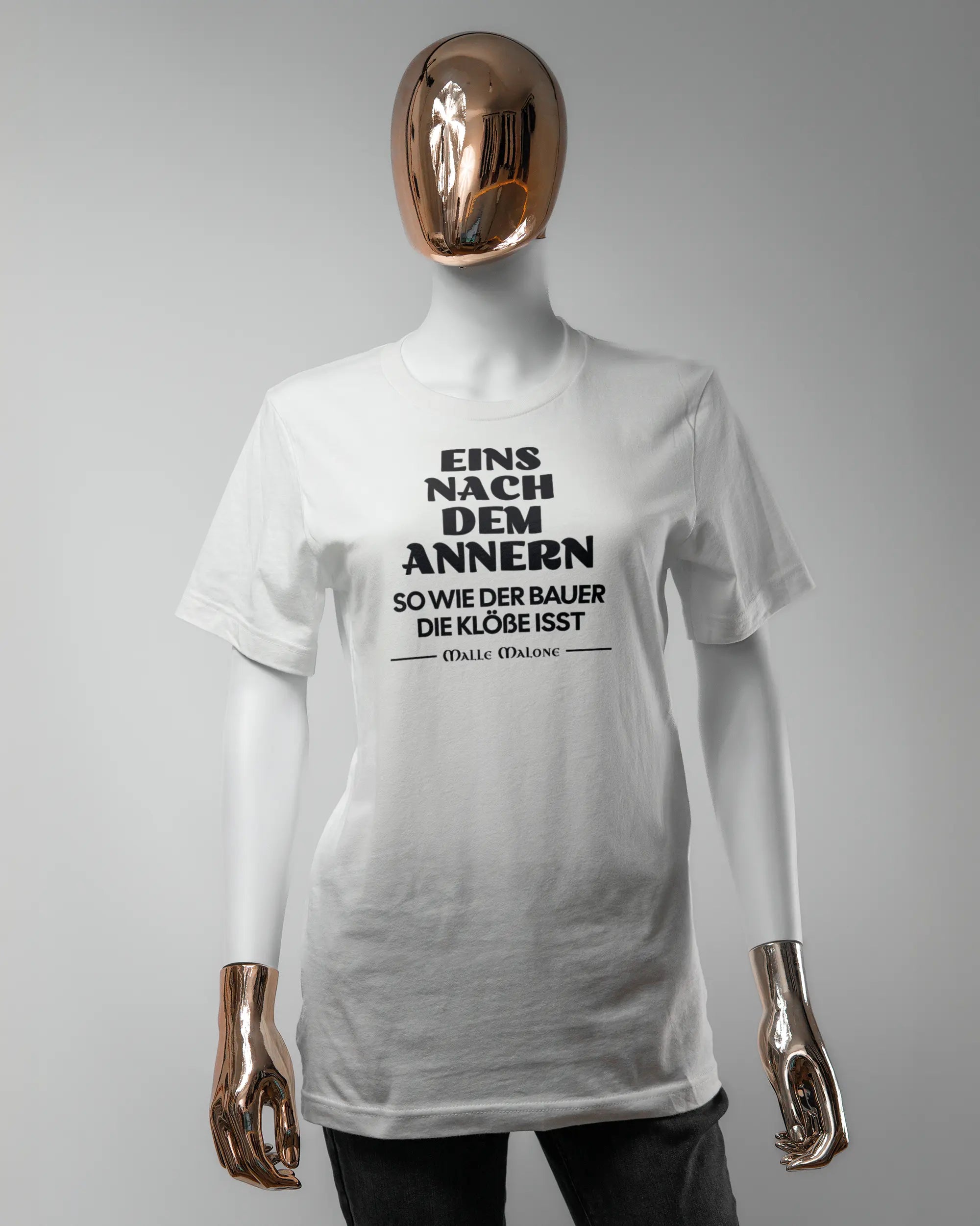Vorderseite des Basic Unisex T-Shirt Light von Maondo mit dem Design Eins nach dem Annern in der Farbe White und in der Größe S getragen von einer femininen Puppe