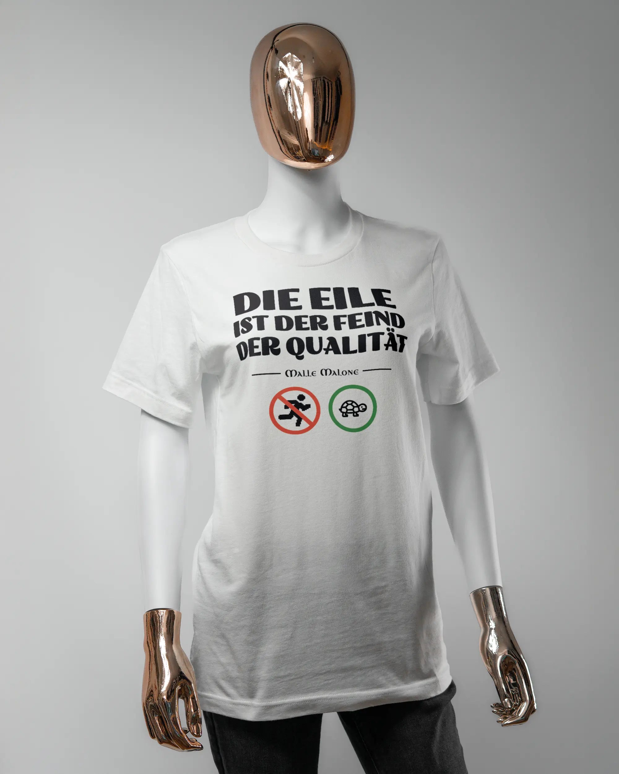 Vorderseite des Basic Unisex T-Shirt Light von Maondo mit dem Design Keine Eile in der Farbe White und in der Größe S getragen von einer femininen Puppe