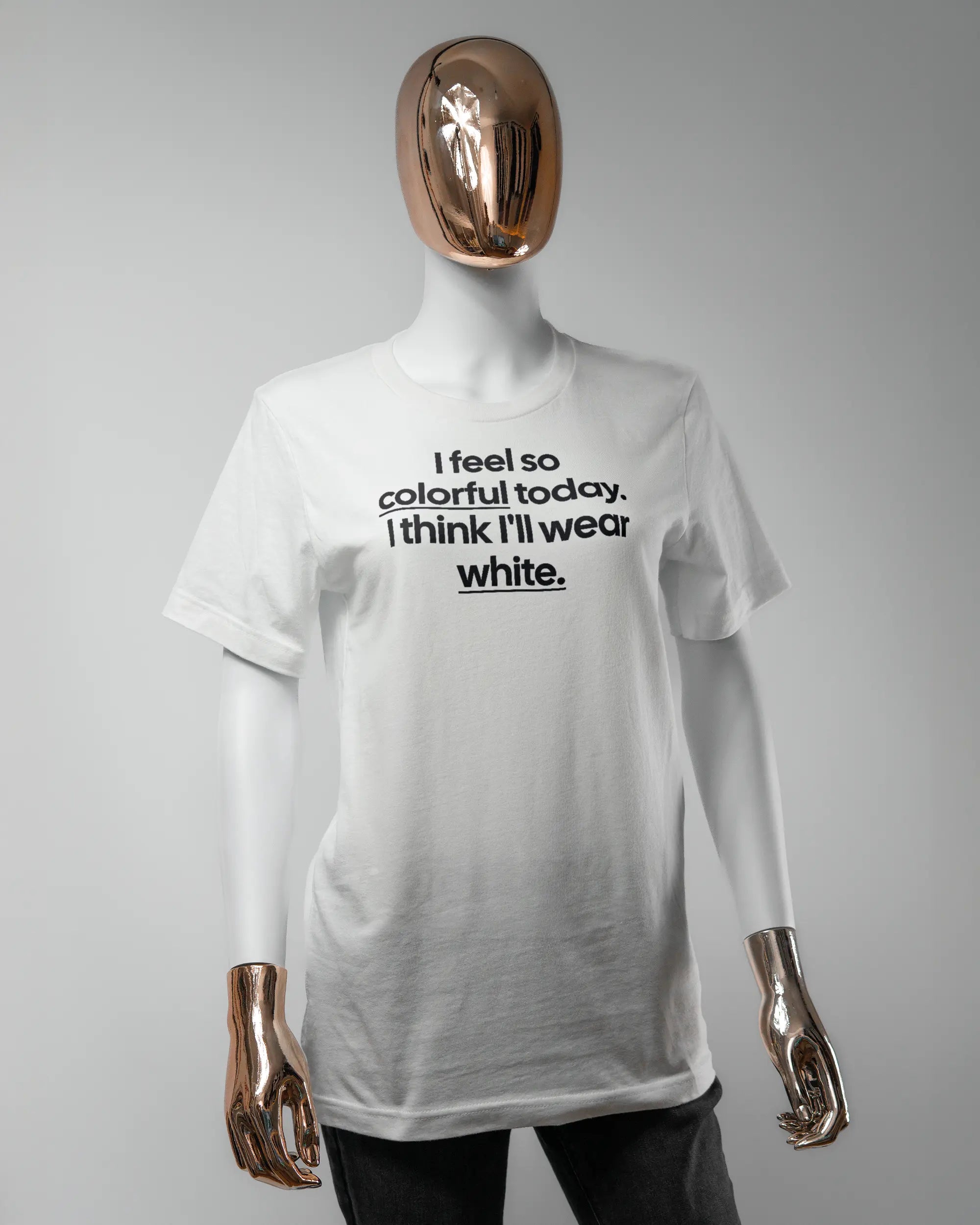 Vorderseite des Basic Unisex T-Shirt Light von Maondo mit dem Design Colorful Day in der Farbe White und in der Größe S getragen von einer femininen Puppe