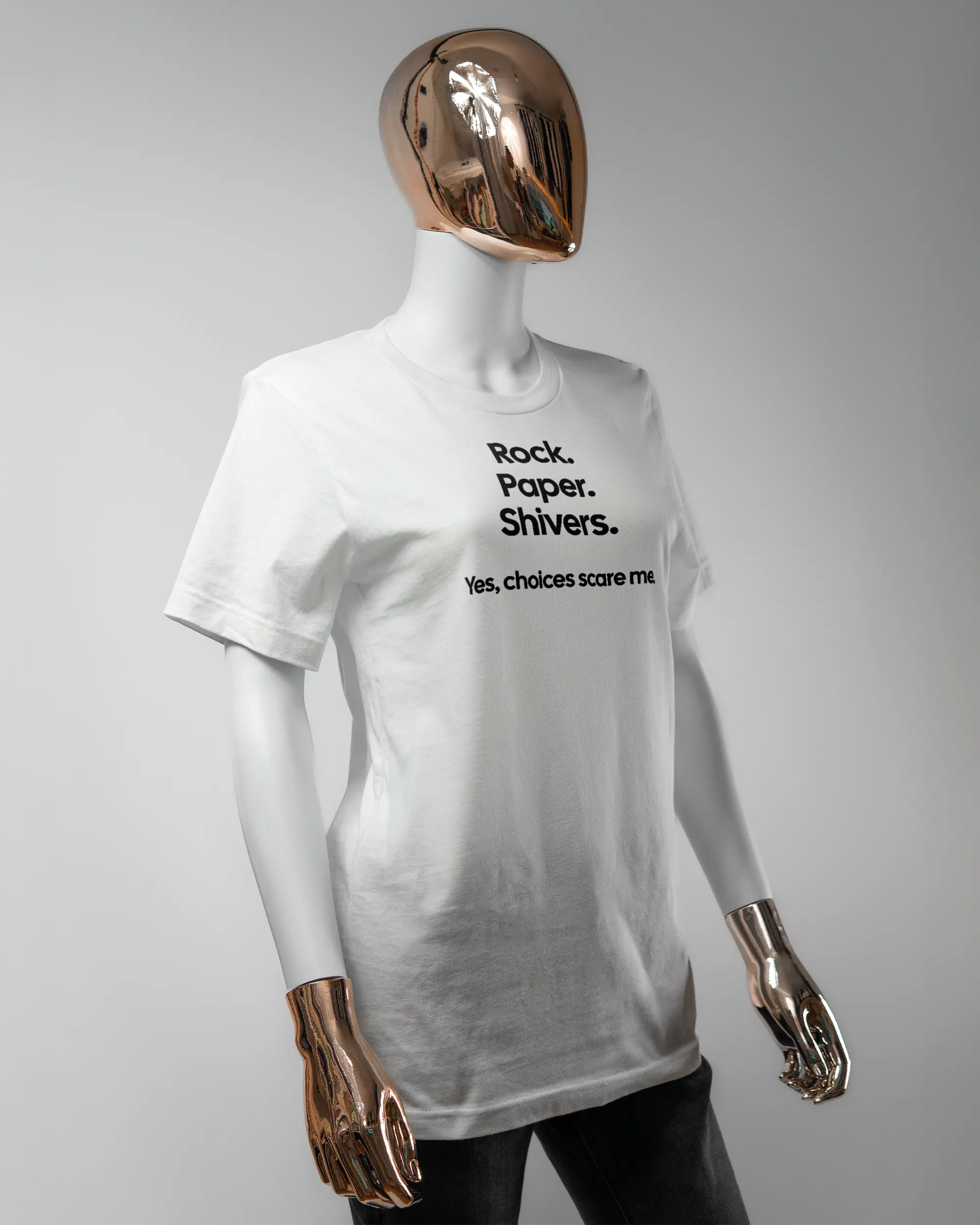 Vorderseite des Basic Unisex T-Shirt Light von Maondo mit dem Design Rock Paper Shivers in der Farbe White und in der Größe S getragen von einer femininen Puppe