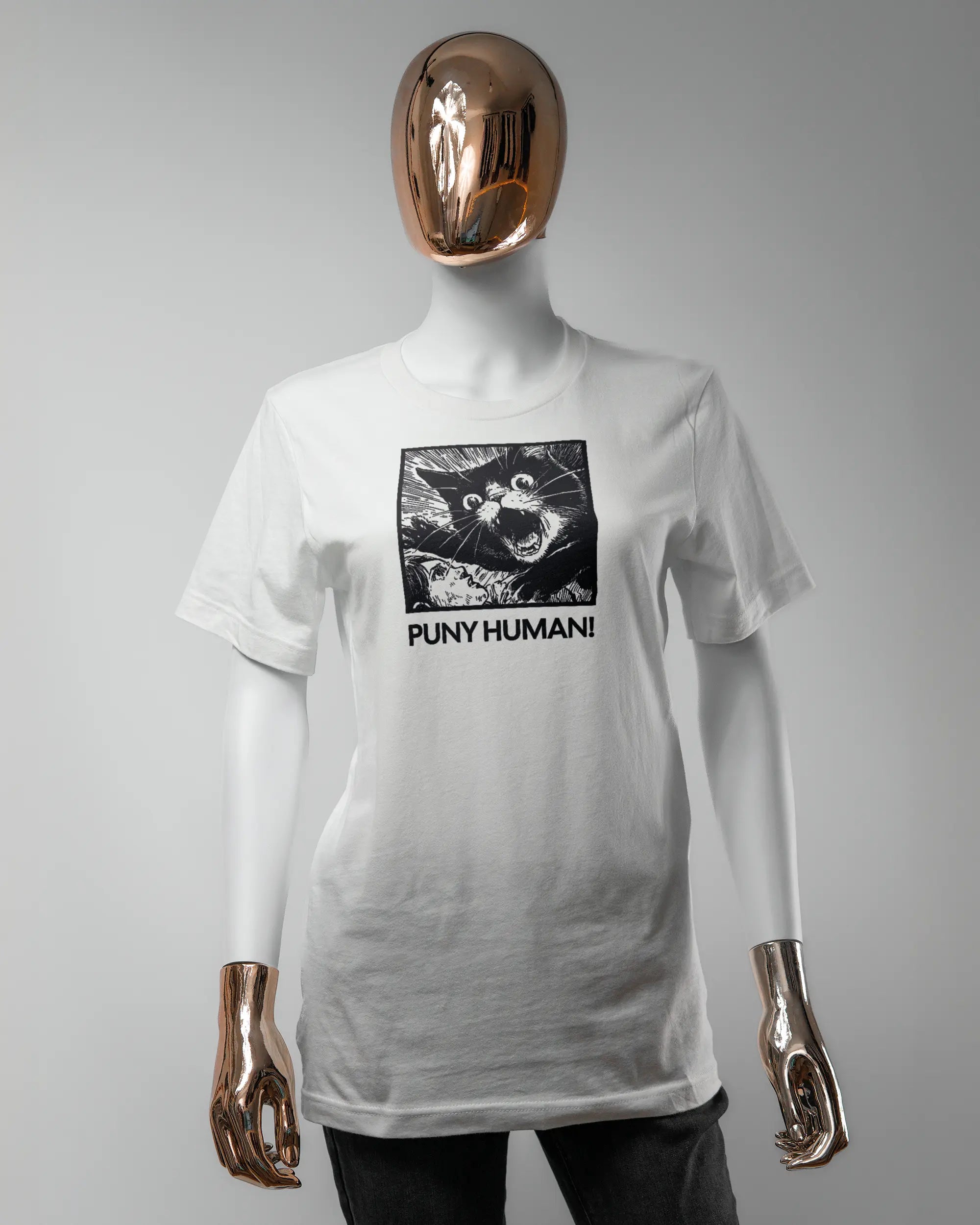 Vorderseite des Basic Unisex T-Shirt Light von Maondo mit dem Design Puny Human in der Farbe White und in der Größe S getragen von einer femininen Puppe