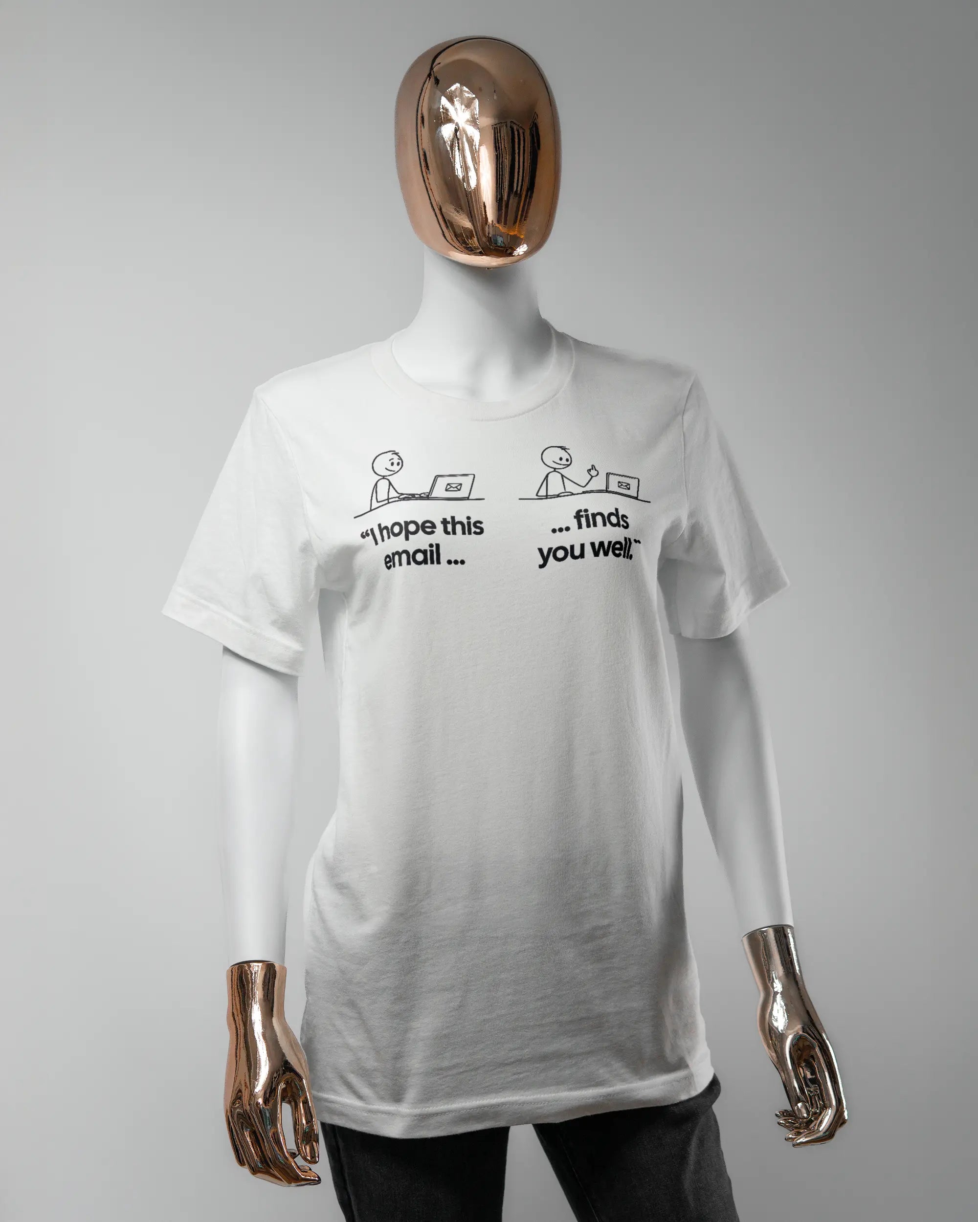 Vorderseite des Basic Unisex T-Shirt Light von Maondo mit dem Design Found me not well in der Farbe White und in der Größe S getragen von einer femininen Puppe