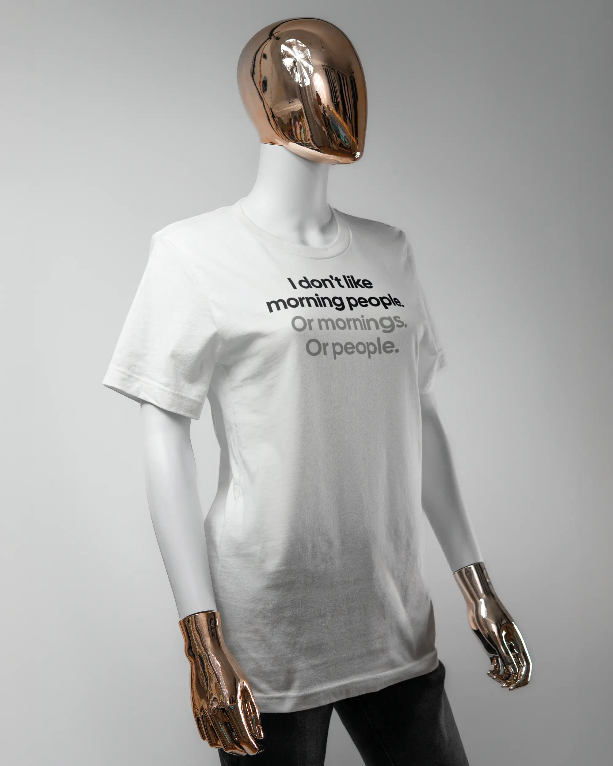 Vorderseite des Basic Unisex T-Shirt Light von Maondo mit dem Design Morning Person in der Farbe White und in der Größe S getragen von einer femininen Puppe