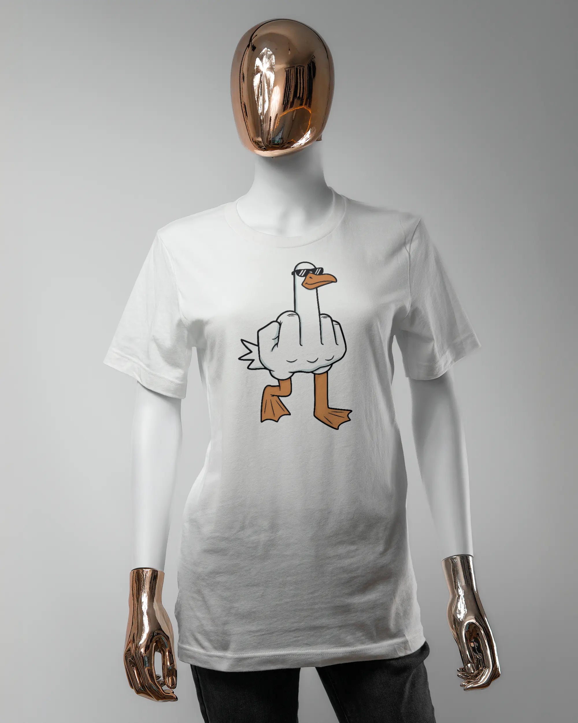 Vorderseite des Basic Unisex T-Shirt Light von Maondo mit dem Design I give a duck in der Farbe White und in der Größe S getragen von einer femininen Puppe