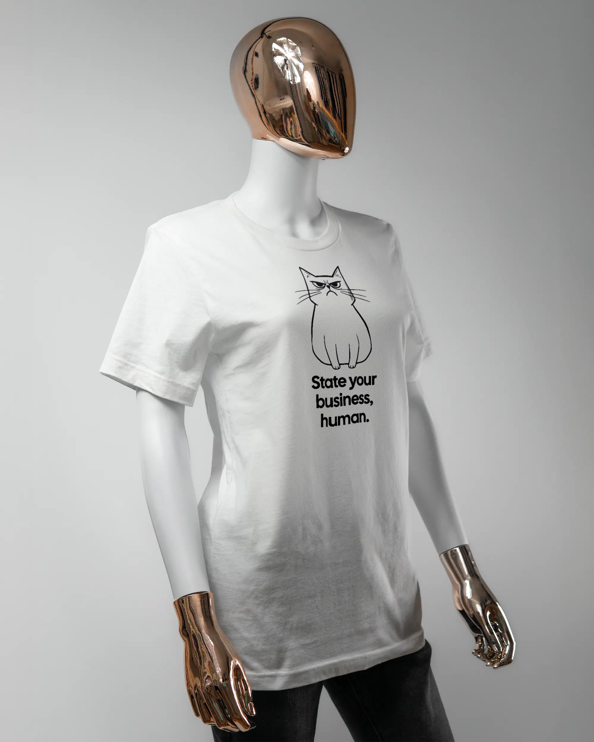 Vorderseite des Basic Unisex T-Shirt Light von Maondo mit dem Design Grumpy Purr in der Farbe White und in der Größe S getragen von einer femininen Puppe