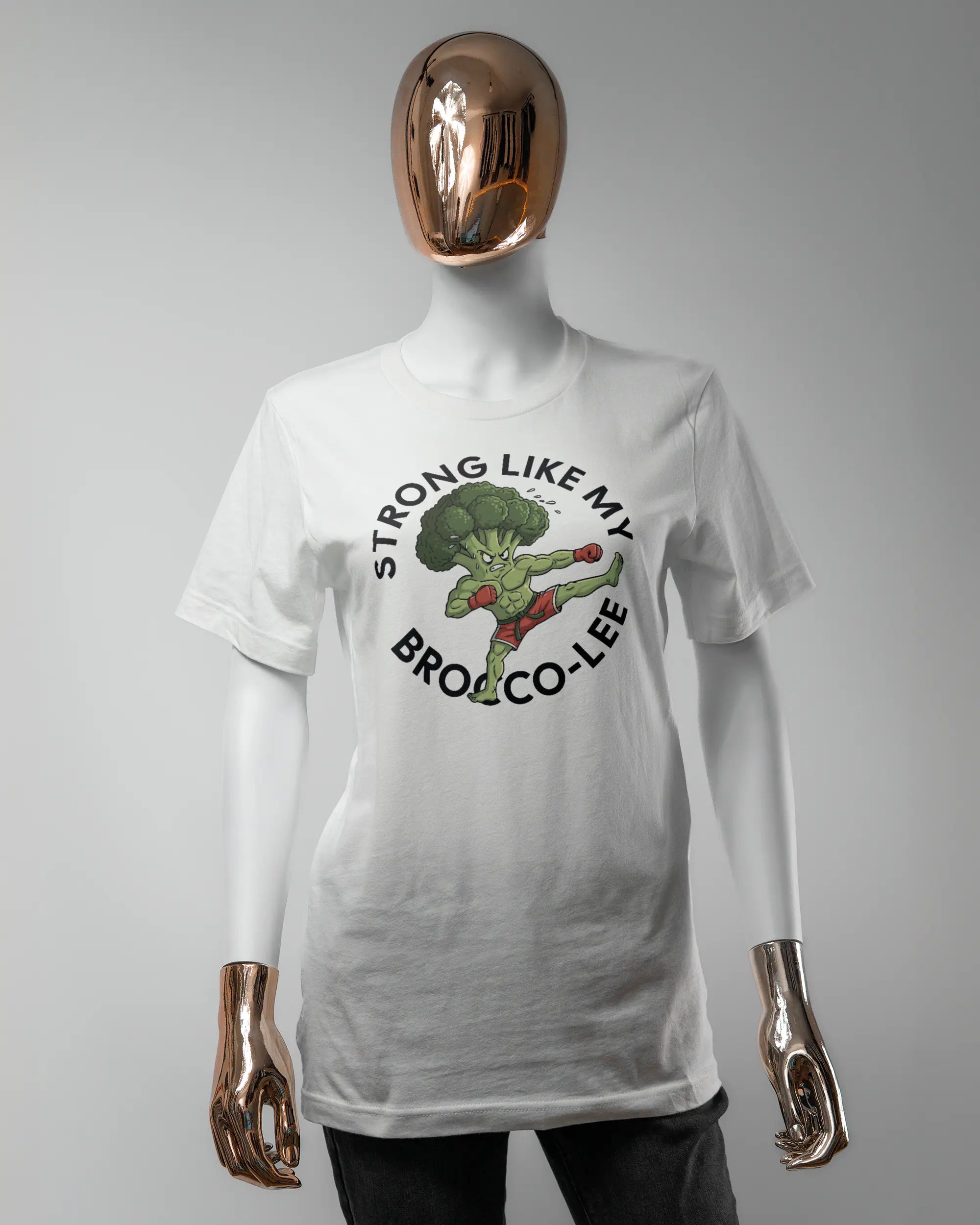 Vorderseite des Basic Unisex T-Shirt Light von Maondo mit dem Design Brocco-Lee in der Farbe White und in der Größe S getragen von einer femininen Puppe