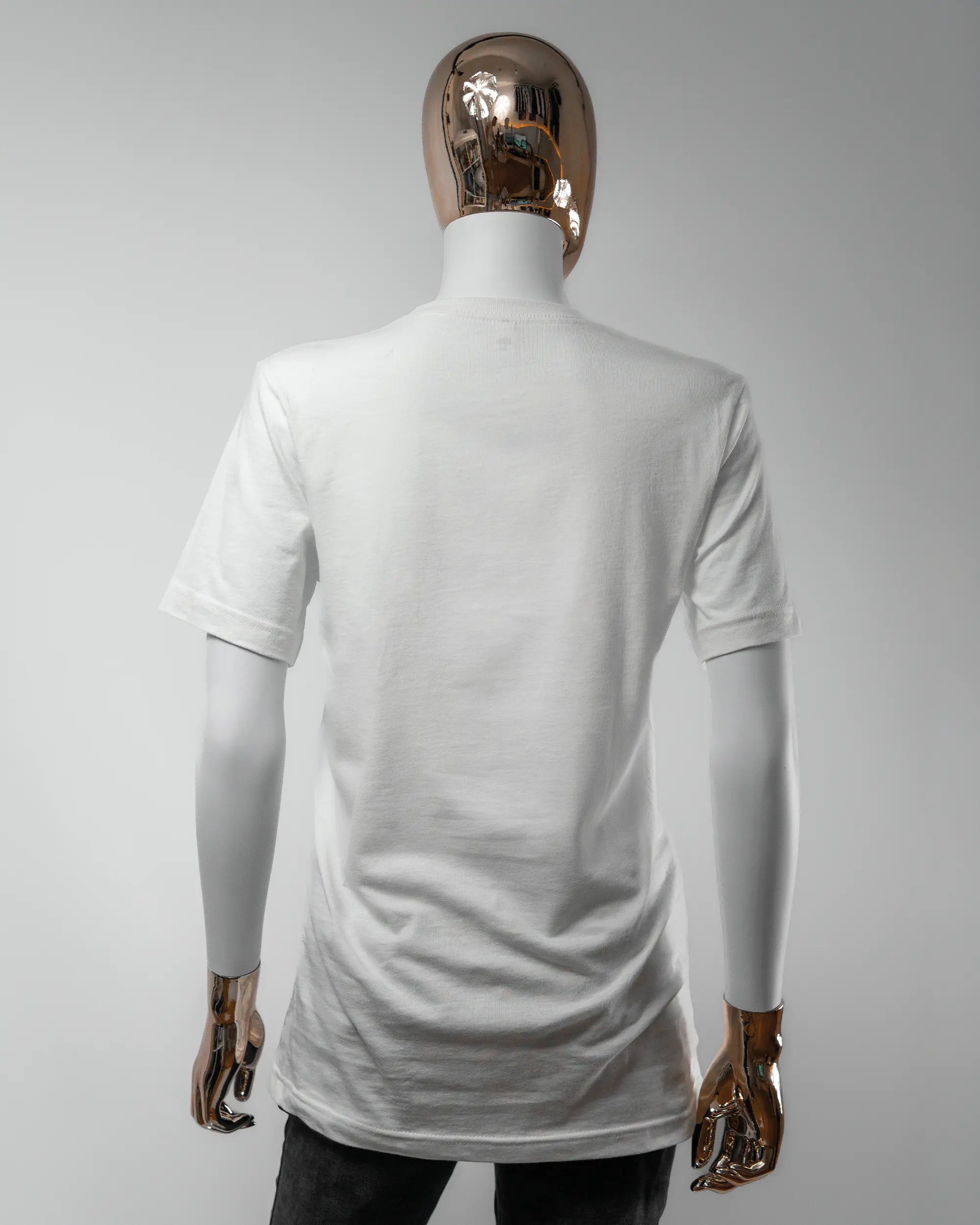 Rückseite des Basic Unisex T-Shirt Light von Maondo ohne Motiv in der Farbe White und in der Größe S getragen von einer femininen Puppe