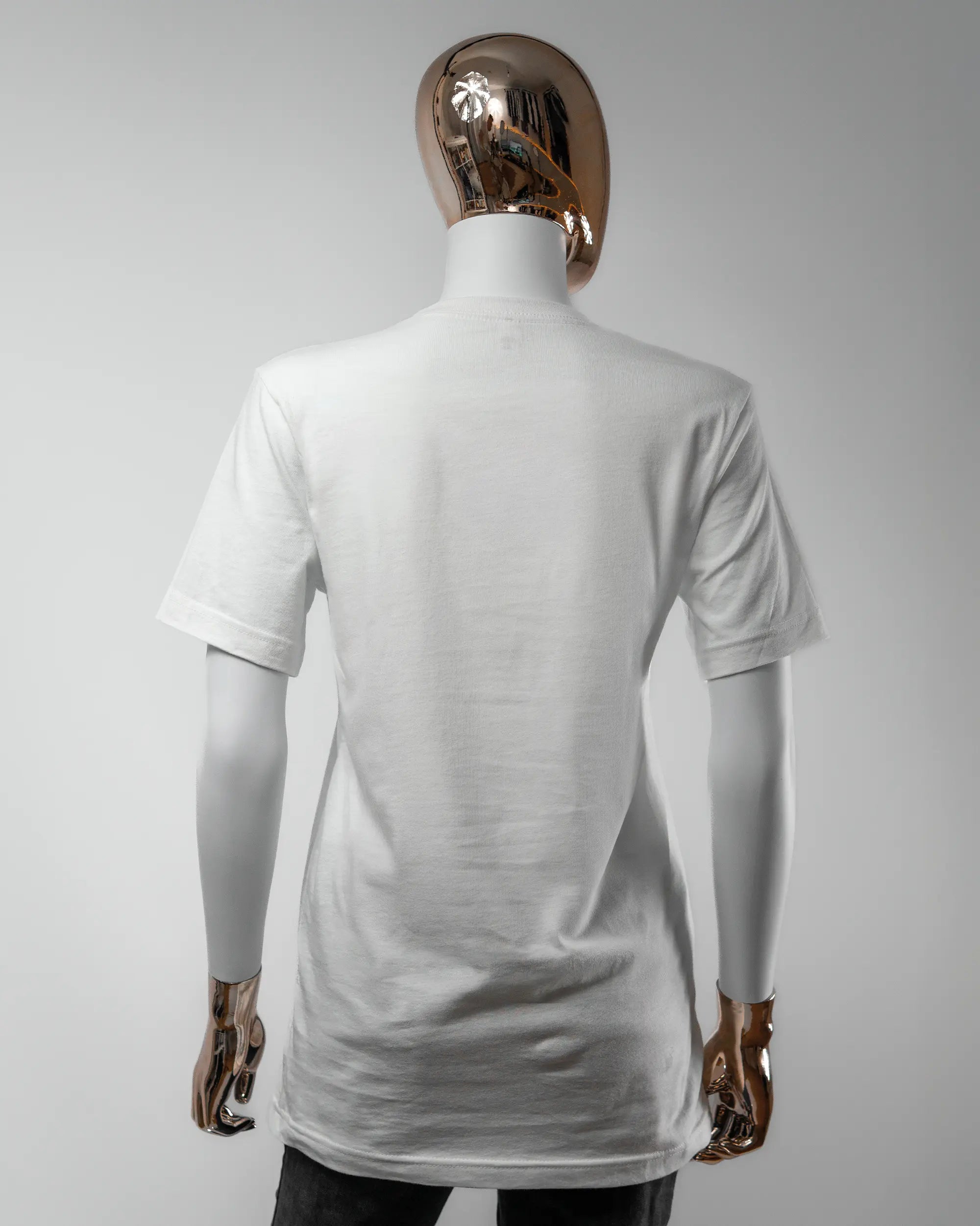 Rückseite des Basic Unisex T-Shirt Light von Maondo ohne Motiv in der Farbe White und in der Größe S getragen von einer femininen Puppe