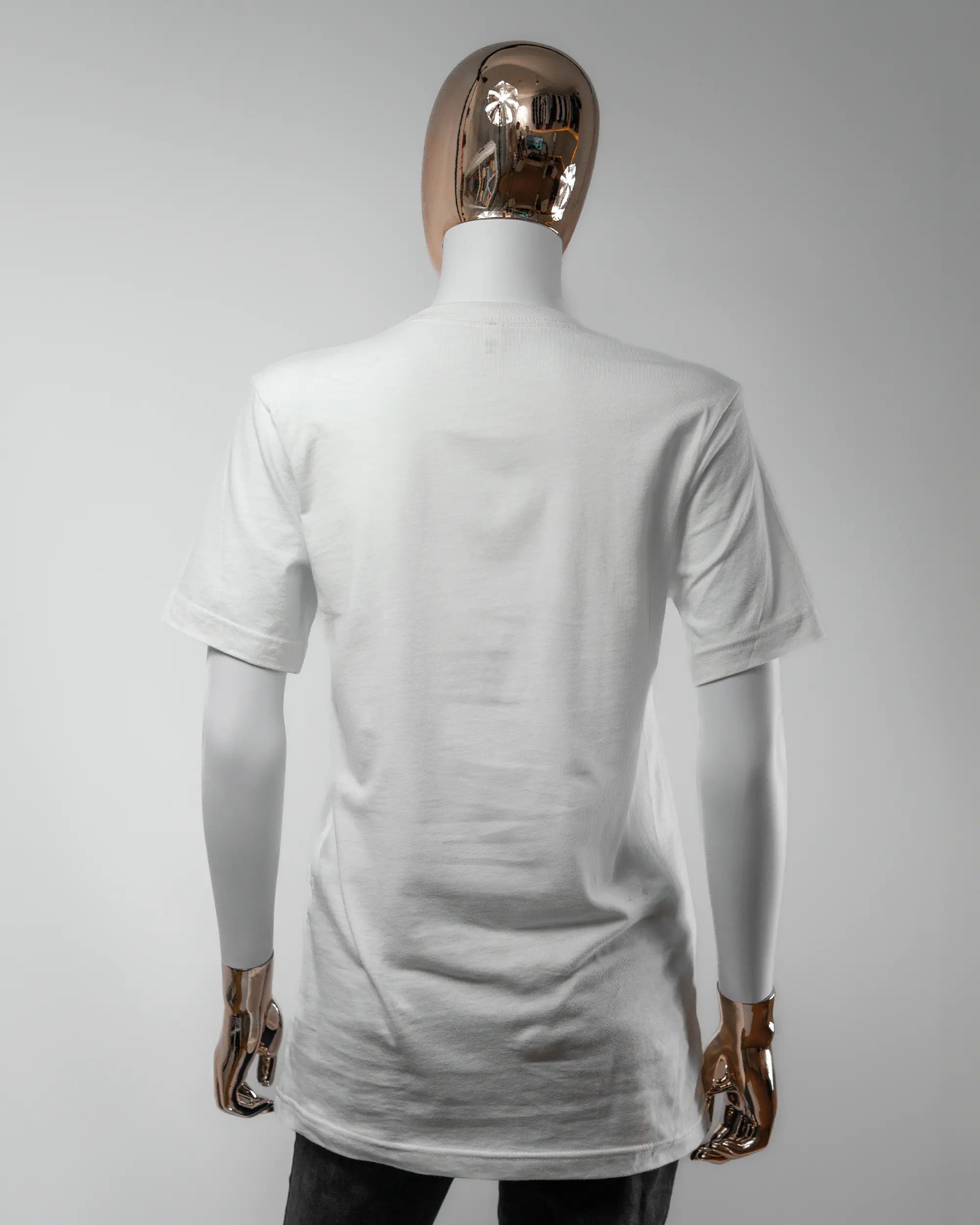 Rückseite des Basic Unisex T-Shirt Light von Maondo ohne Motiv in der Farbe White und in der Größe S getragen von einer femininen Puppe