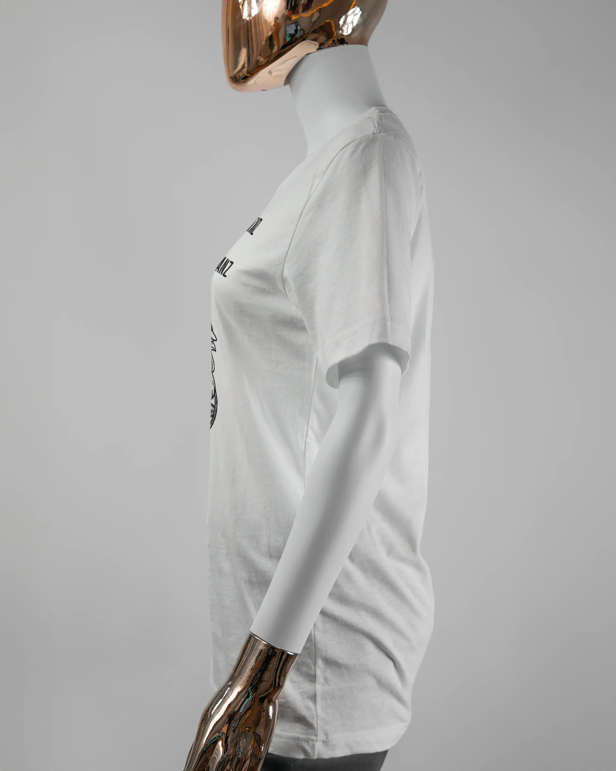 Seitenansicht des Basic Unisex T-Shirt Light von Maondo mit dem Design Trachtentanz vorne in der Farbe White und in der Größe S getragen von einer femininen Puppe