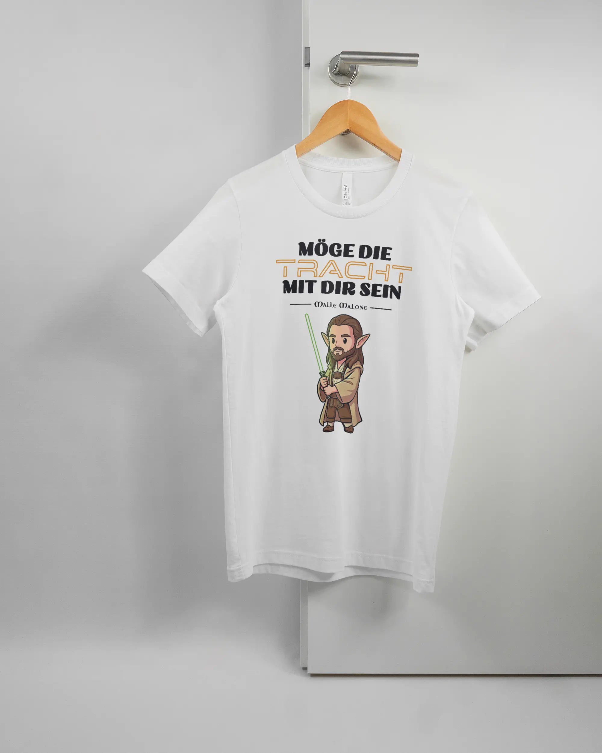 Vorderseite des Basic Unisex T-Shirt Light von Maondo mit dem Design Tracht mit dir in der Farbe White und in der Größe S auf einem Bügel an der Türklinke aufgehängt