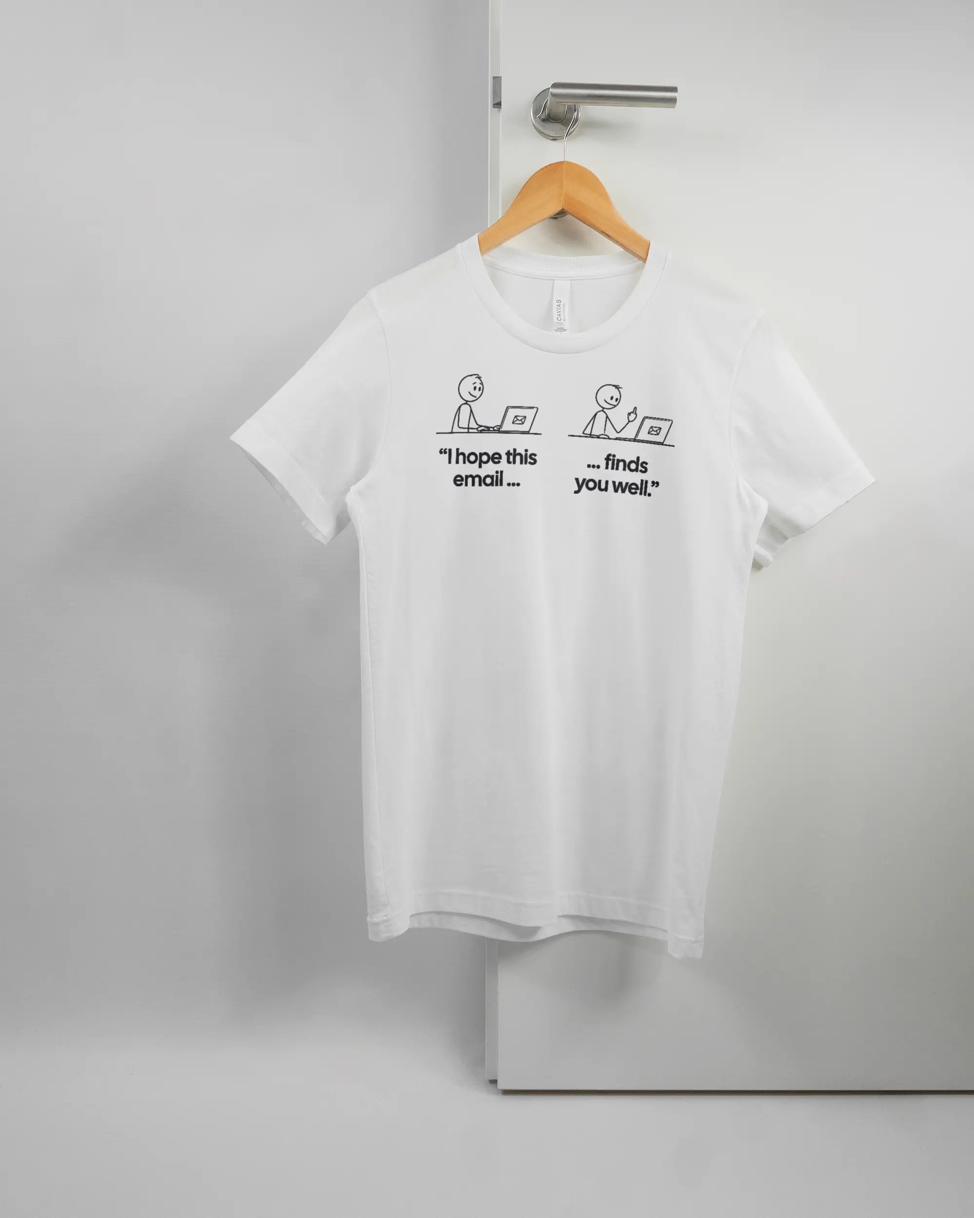 Vorderseite des Basic Unisex T-Shirt Light von Maondo mit dem Design Found me not well in der Farbe White und in der Größe S auf einem Bügel an der Türklinke aufgehängt