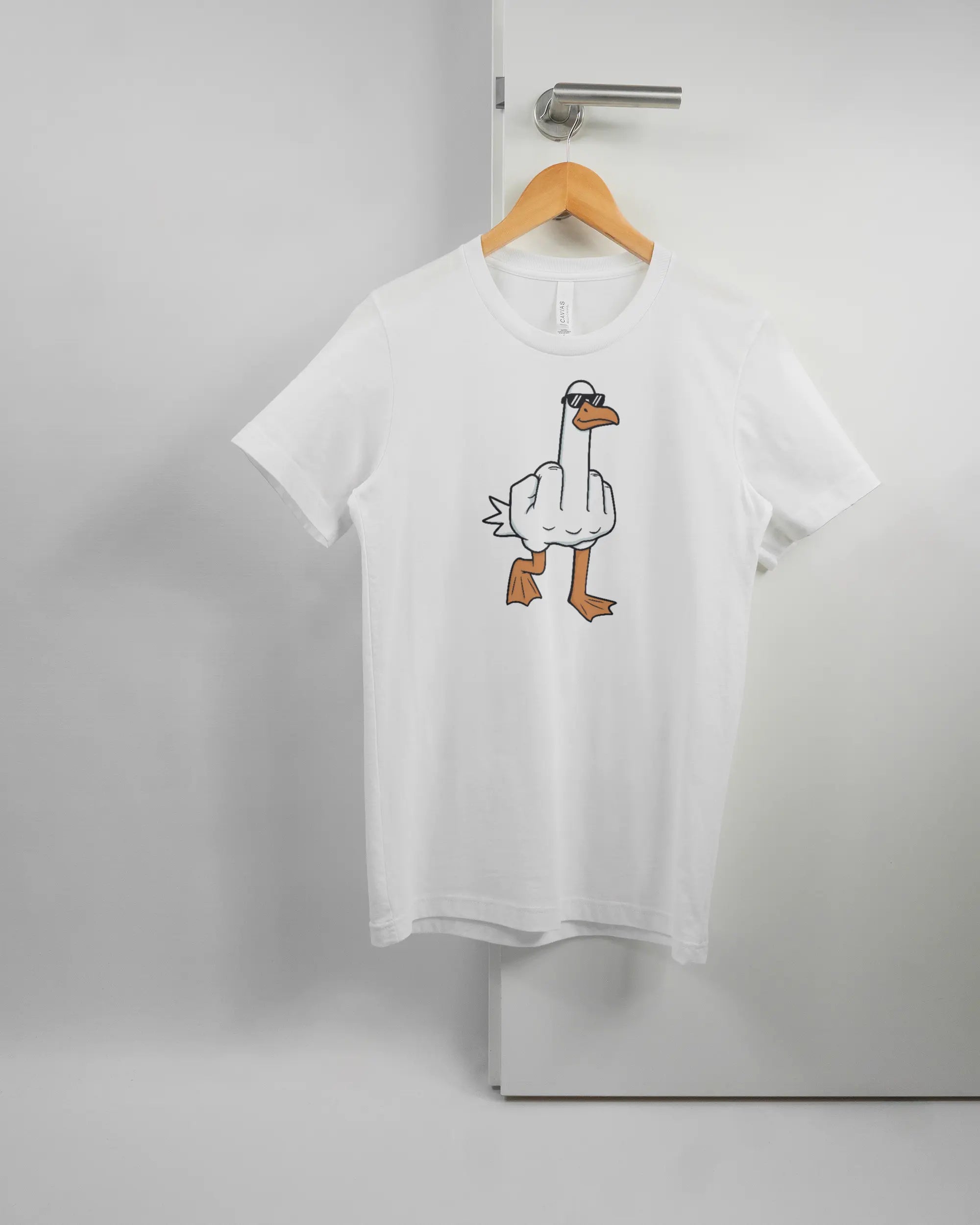 Vorderseite des Basic Unisex T-Shirt Light von Maondo mit dem Design I give a duck in der Farbe White und in der Größe S auf einem Bügel an der Türklinke aufgehängt
