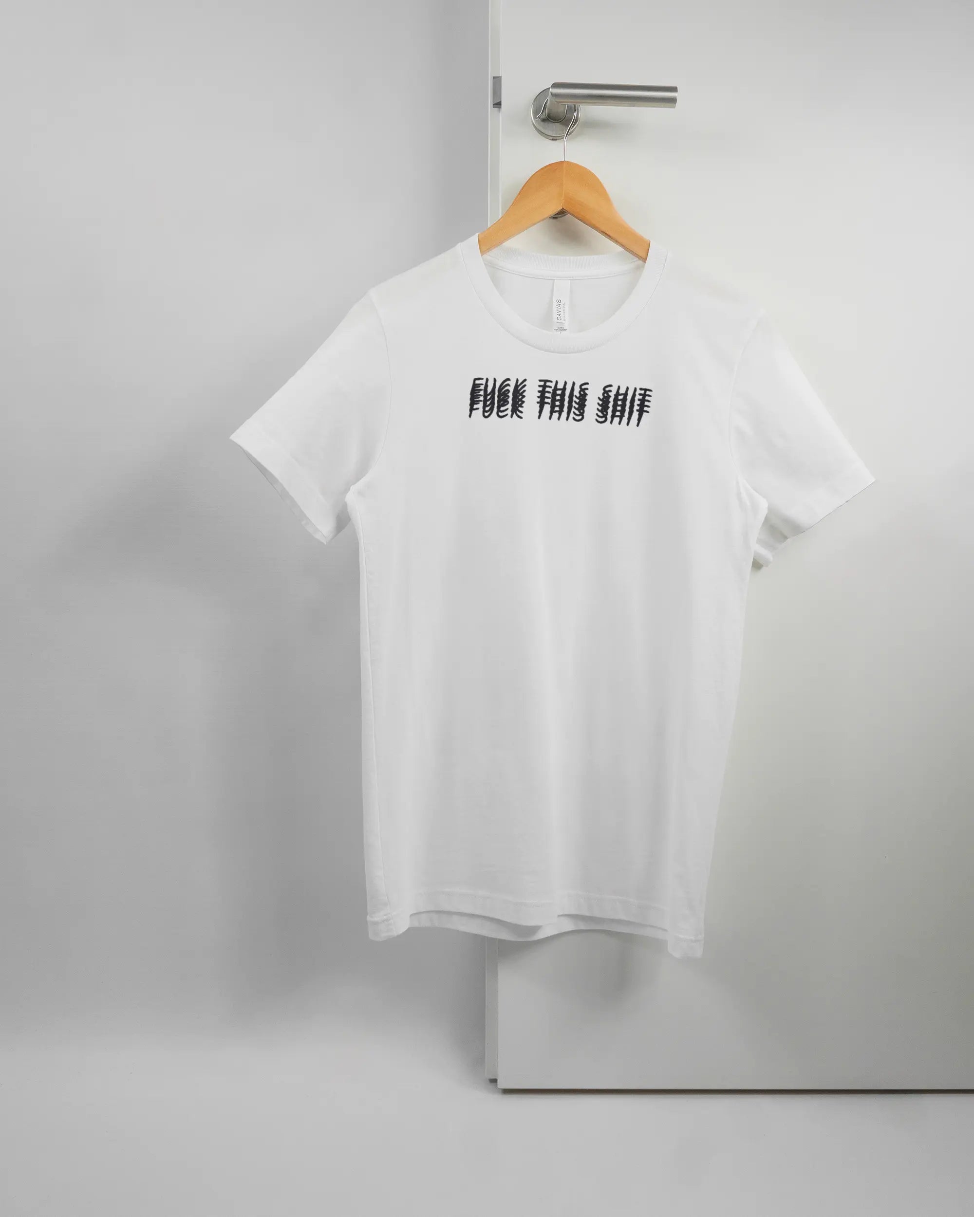 Vorderseite des Basic Unisex T-Shirt Light von Maondo mit dem Design Hidden Message in der Farbe White und in der Größe S auf einem Bügel an der Türklinke aufgehängt