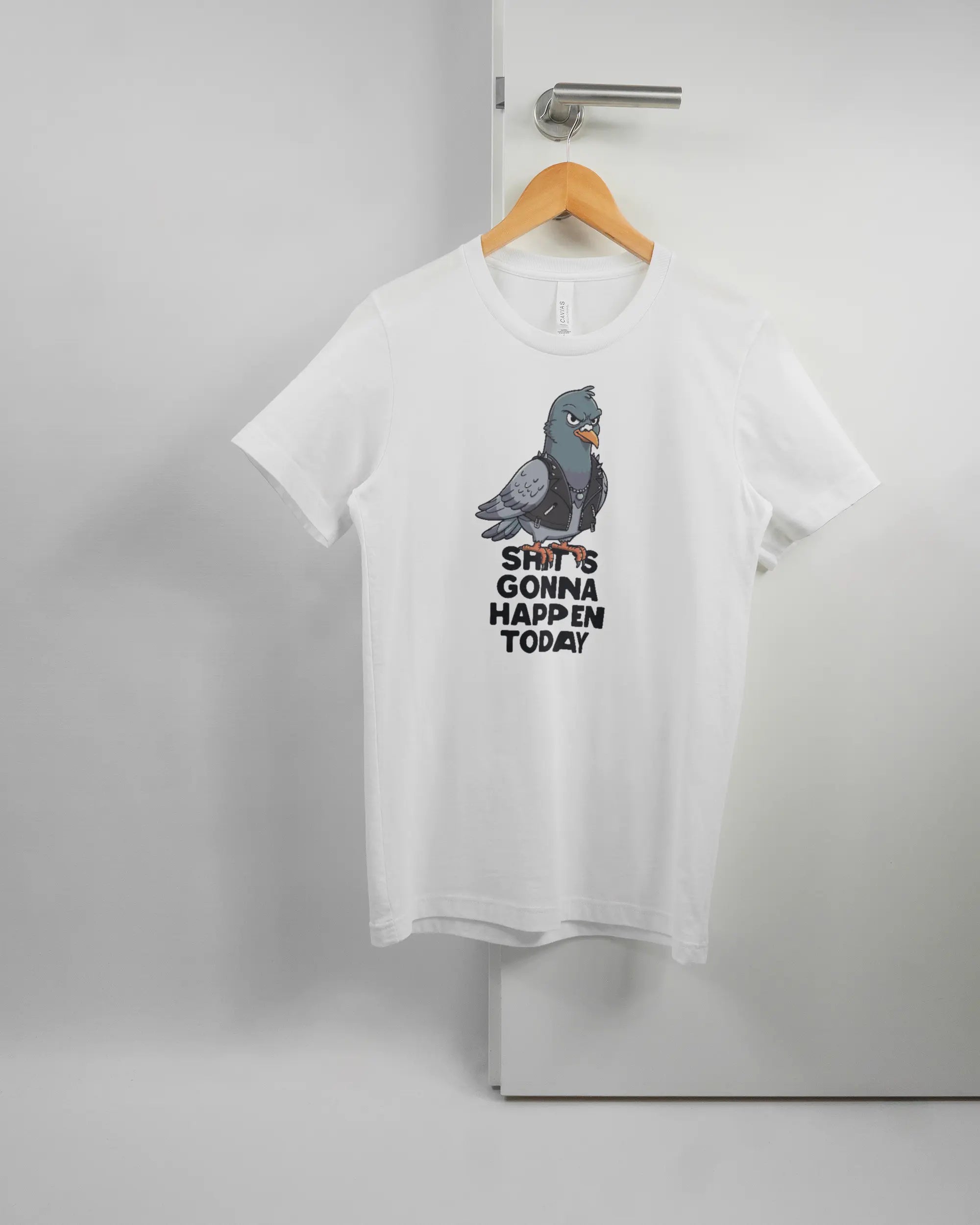 Vorderseite des Basic Unisex T-Shirt Light von Maondo mit dem Design Pigeon Pun in der Farbe White und in der Größe S auf einem Bügel an der Türklinke aufgehängt