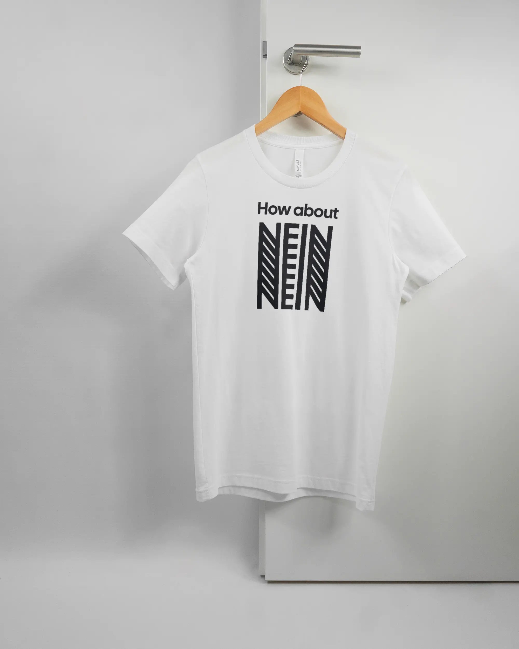 Vorderseite des Basic Unisex T-Shirt Light von Maondo mit dem Design How about nein in der Farbe White und in der Größe S auf einem Bügel an der Türklinke aufgehängt