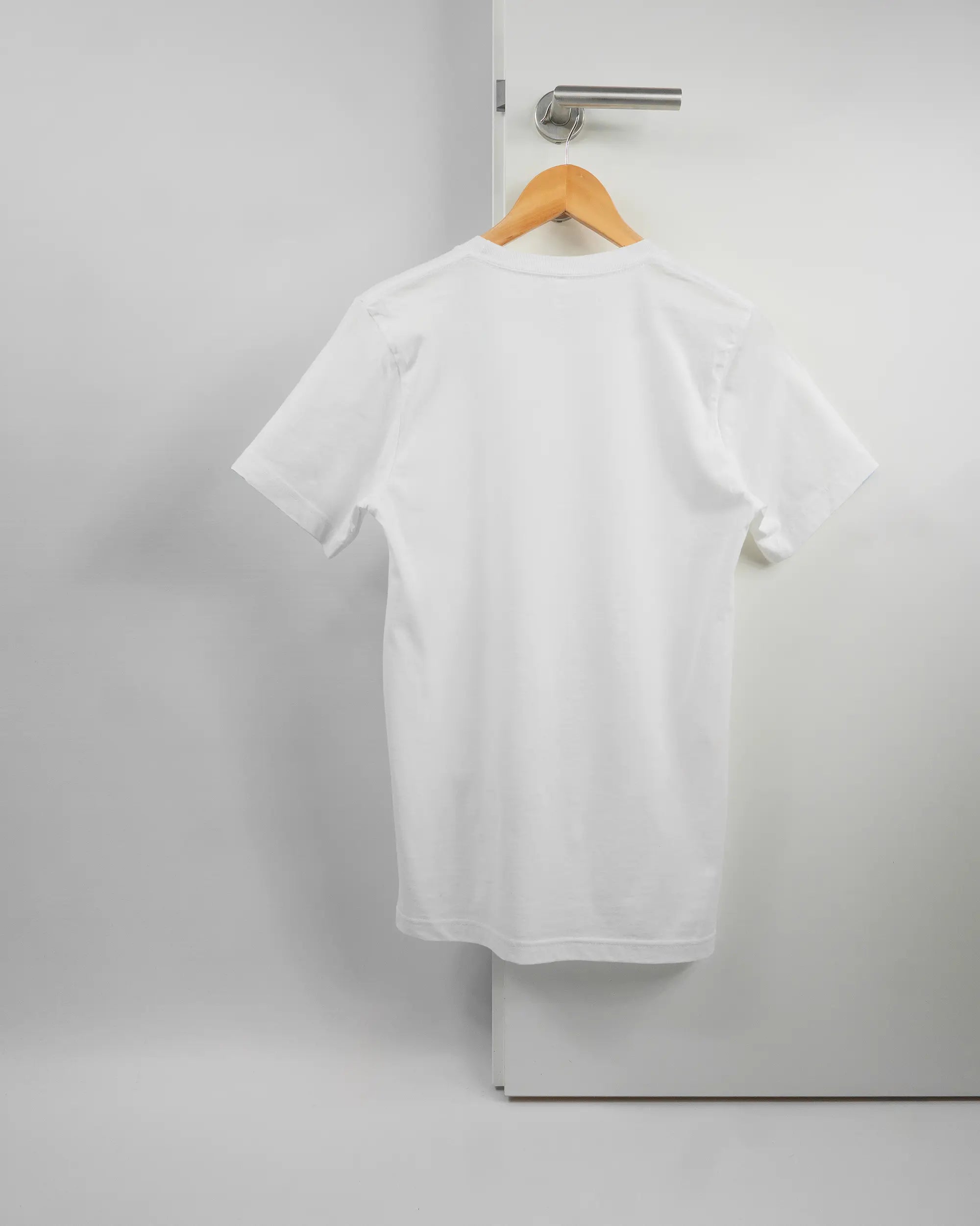 Rückseite des Basic Unisex T-Shirt Light von Maondo ohne Motiv in der Farbe White und in der Größe S auf einem Bügel an der Türklinke aufgehängt