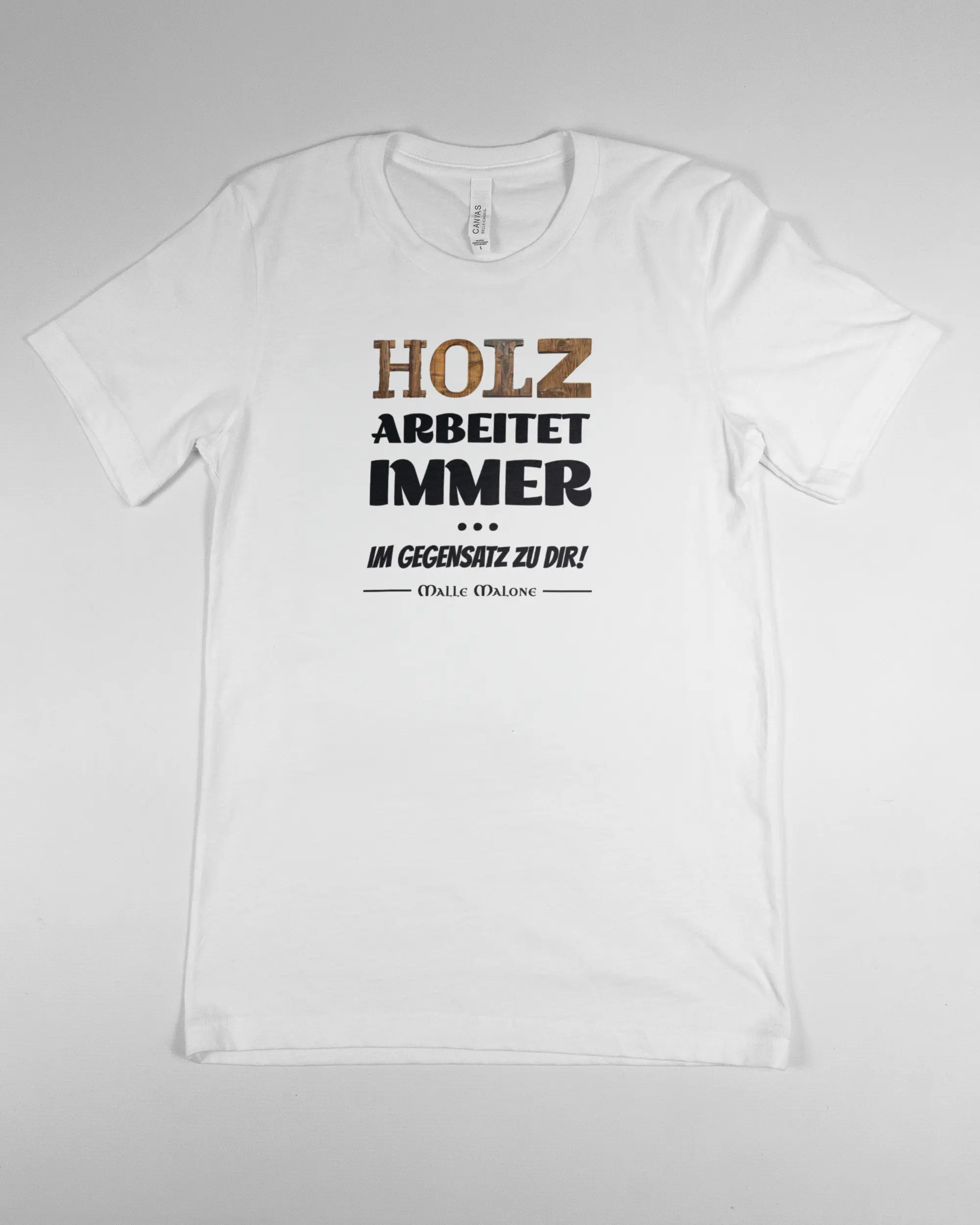 Vorderseite des Basic Unisex T-Shirt Light von Maondo mit dem Design Holzarbeit in der Farbe White und in der Größe S flach auf den Boden gelegt