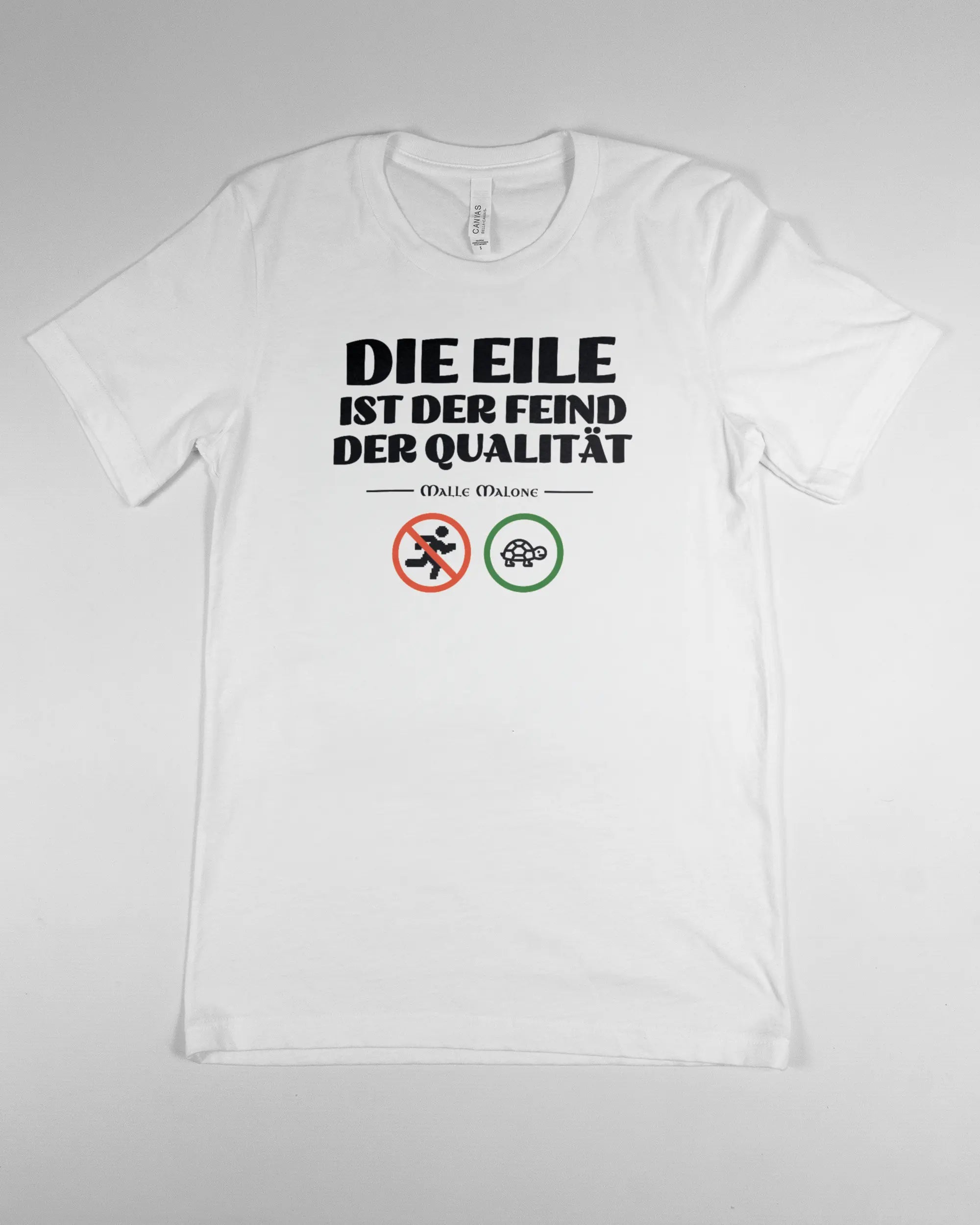 Vorderseite des Basic Unisex T-Shirt Light von Maondo mit dem Design Keine Eile in der Farbe White und in der Größe S flach auf den Boden gelegt