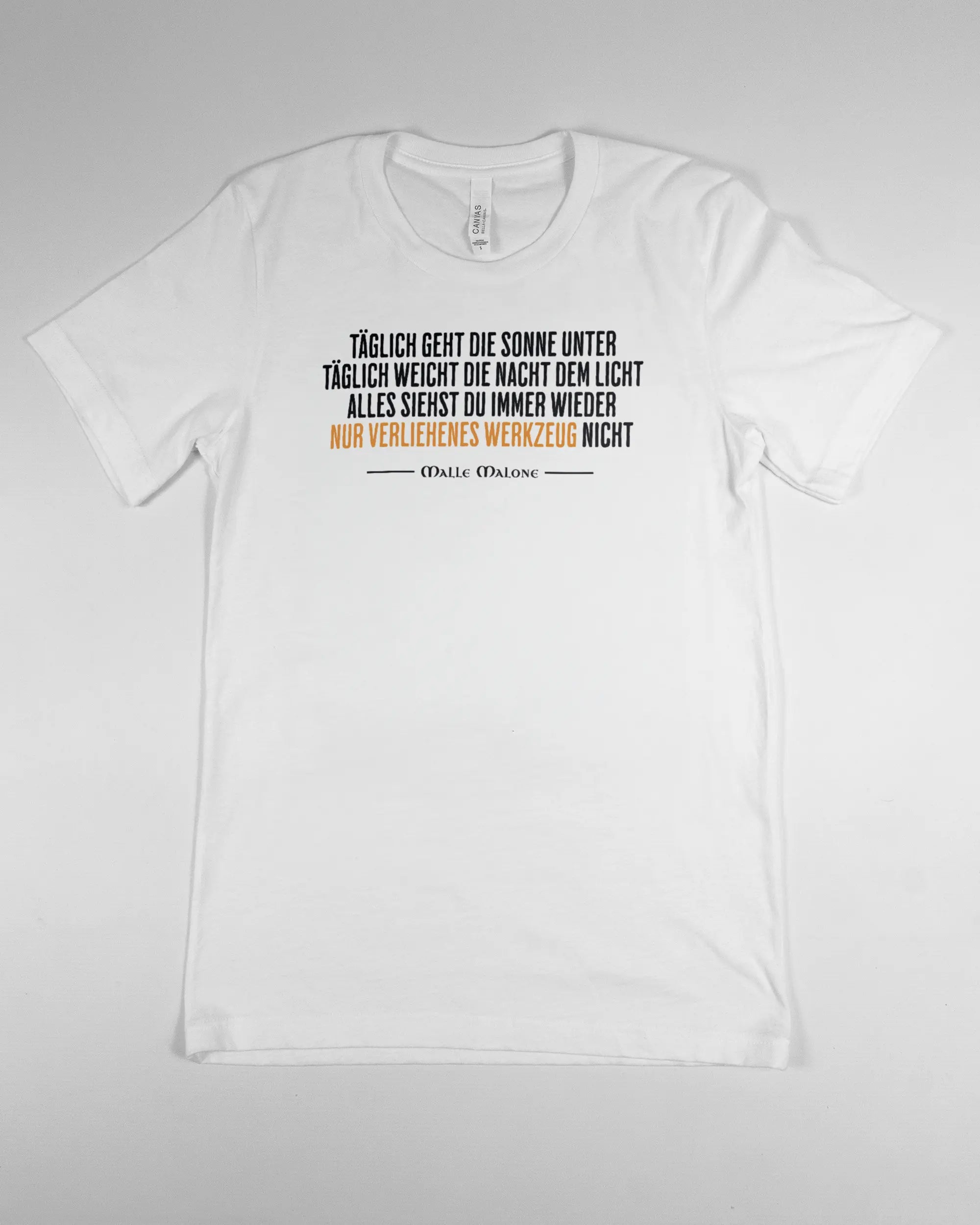 Vorderseite des Basic Unisex T-Shirt Light von Maondo mit dem Design Wegzeug in der Farbe White und in der Größe S flach auf den Boden gelegt