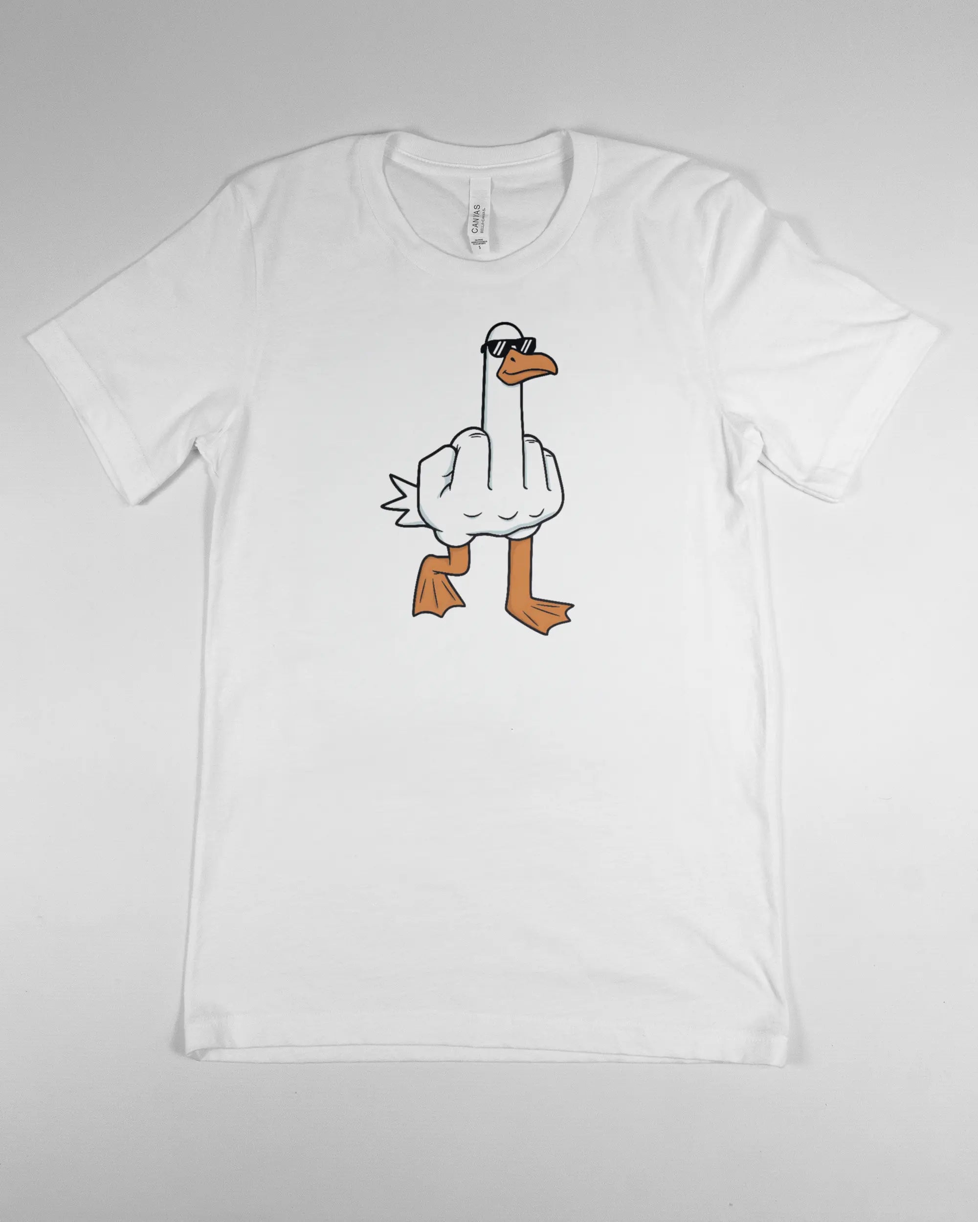 Vorderseite des Basic Unisex T-Shirt Light von Maondo mit dem Design I give a duck in der Farbe White und in der Größe S flach auf den Boden gelegt