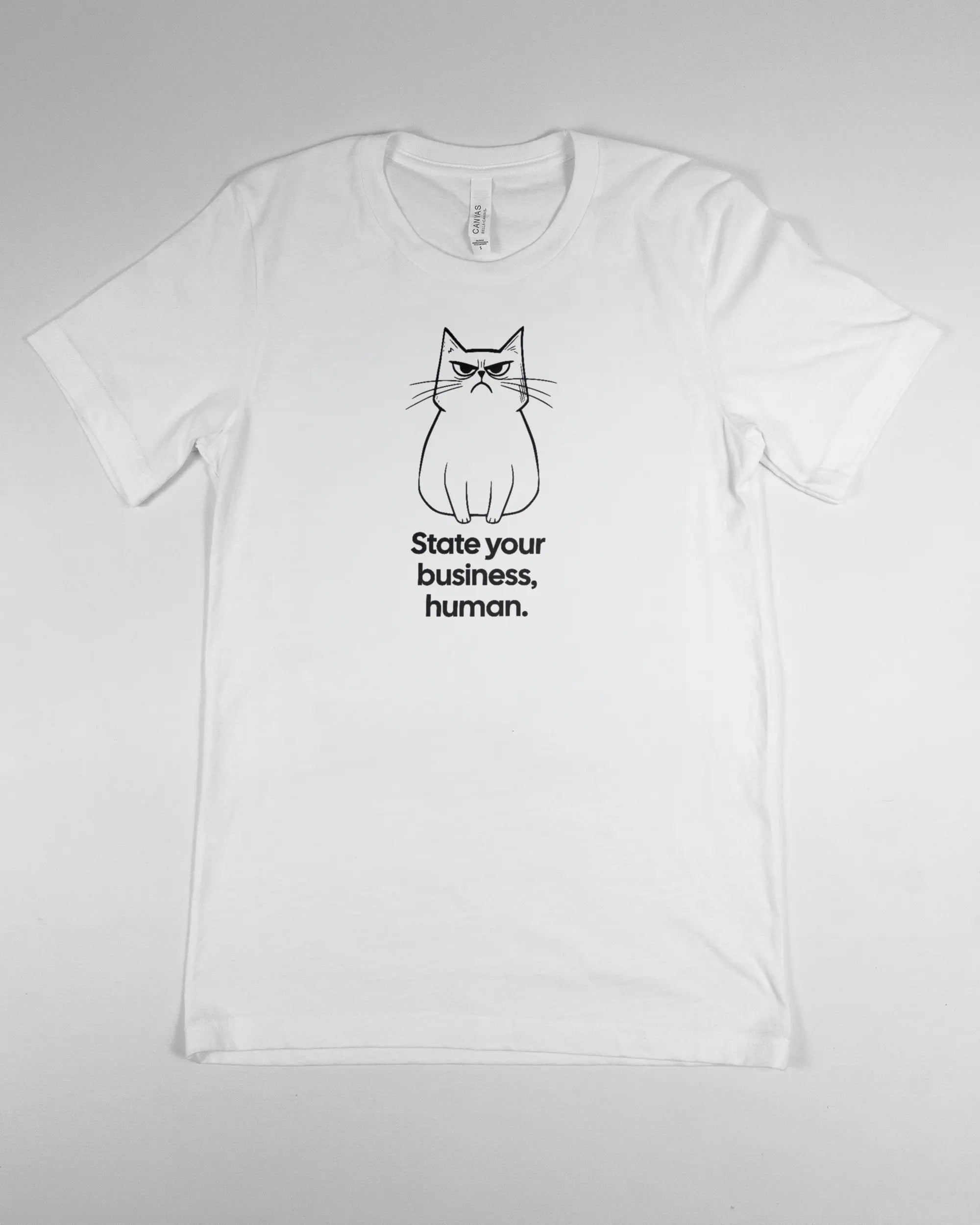 Vorderseite des Basic Unisex T-Shirt Light von Maondo mit dem Design Grumpy Purr in der Farbe White und in der Größe S flach auf den Boden gelegt