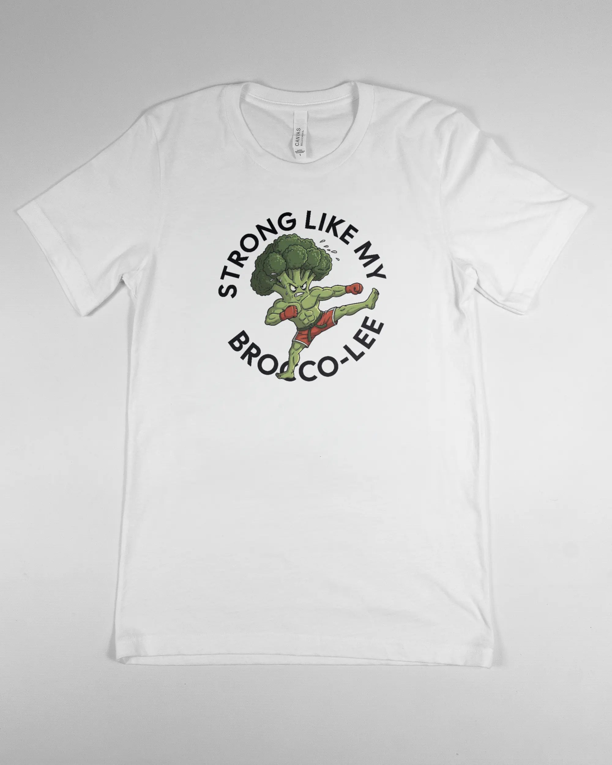 Vorderseite des Basic Unisex T-Shirt Light von Maondo mit dem Design Brocco-Lee in der Farbe White und in der Größe S flach auf den Boden gelegt