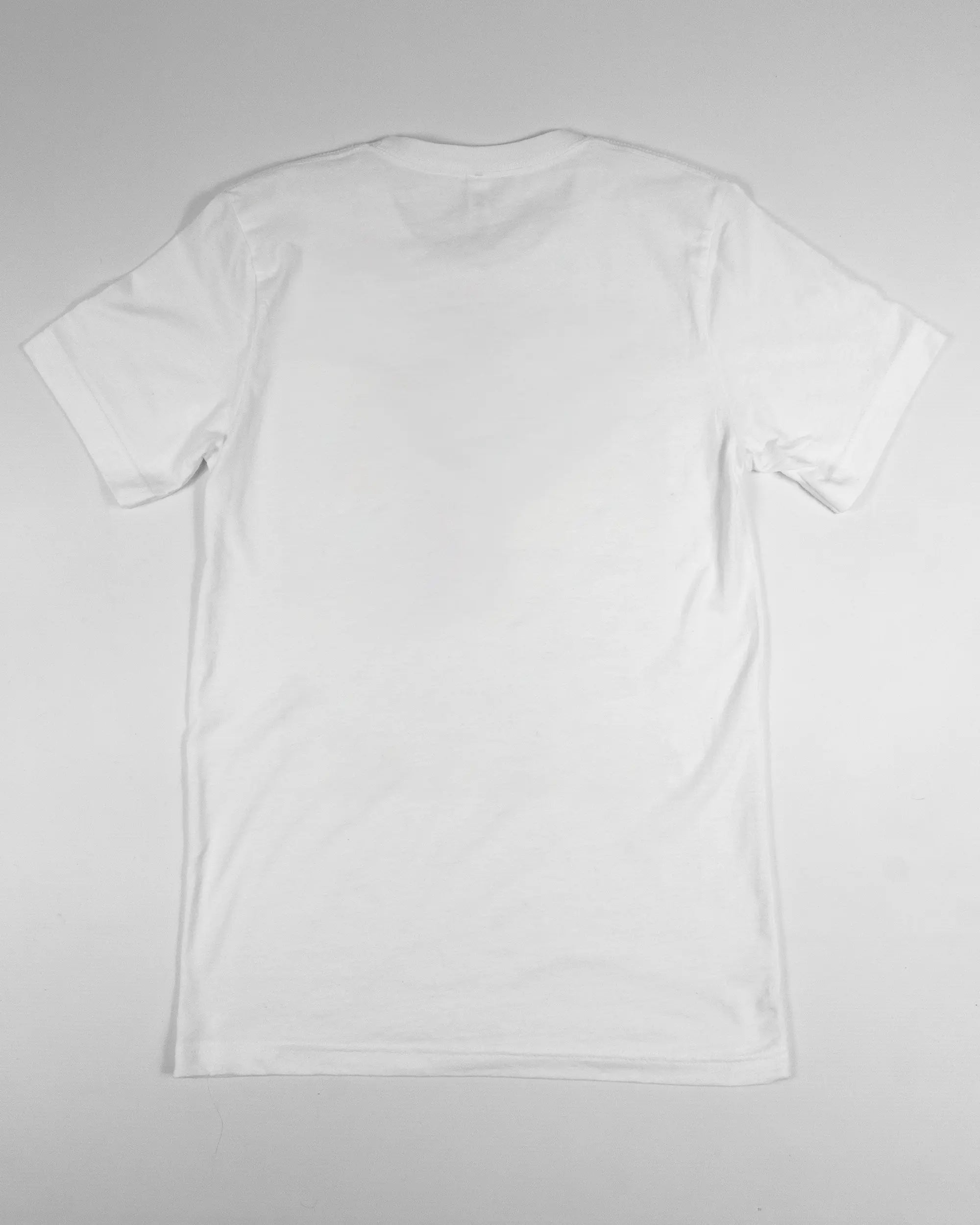 Rückseite des Basic Unisex T-Shirt Light von Maondo ohne Motiv in der Farbe White und in der Größe S flach auf den Boden gelegt