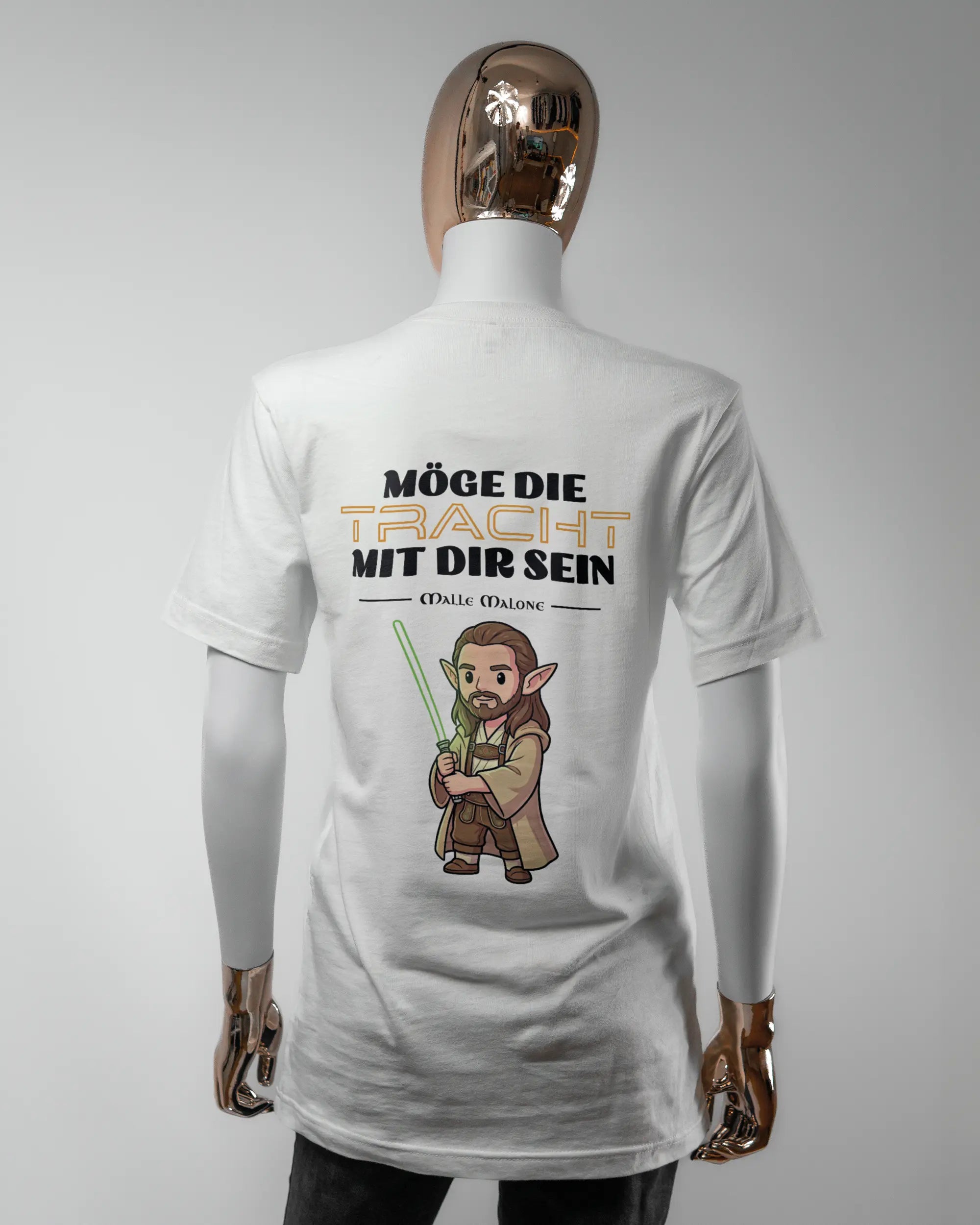Rückseite des Basic Unisex T-Shirt Light von Maondo mit dem Design Tracht mit dir in der Farbe White und in der Größe S getragen von einer femininen Puppe