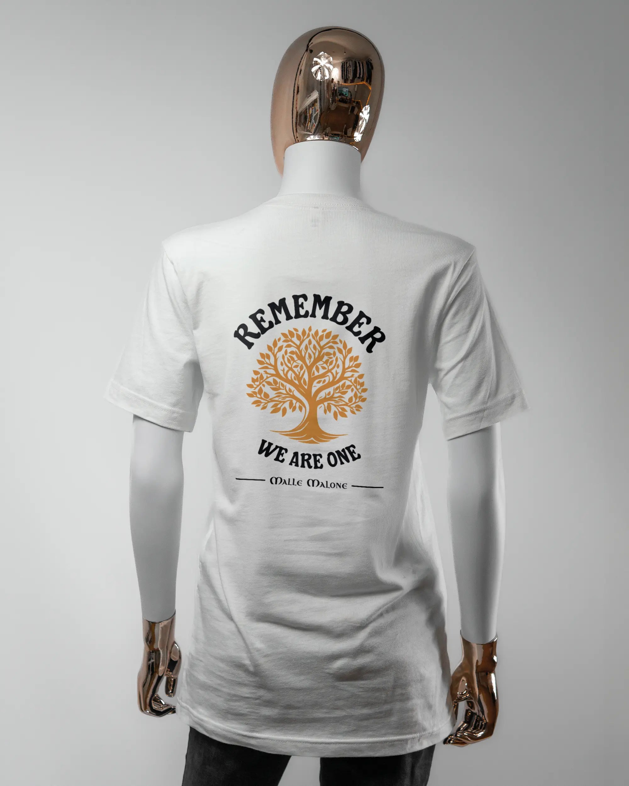 Rückseite des Basic Unisex T-Shirt Light von Maondo mit dem Design We are one in der Farbe White und in der Größe S getragen von einer femininen Puppe