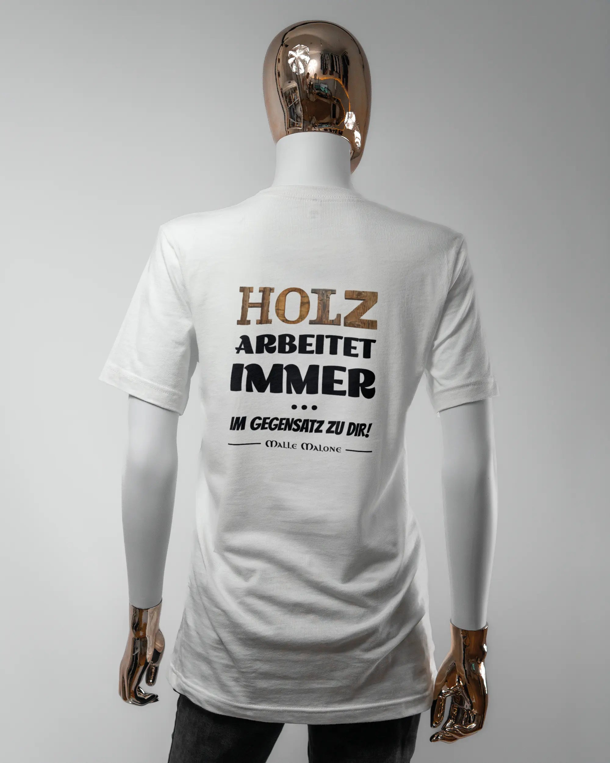 Rückseite des Basic Unisex T-Shirt Light von Maondo mit dem Design Holzarbeit in der Farbe White und in der Größe S getragen von einer femininen Puppe