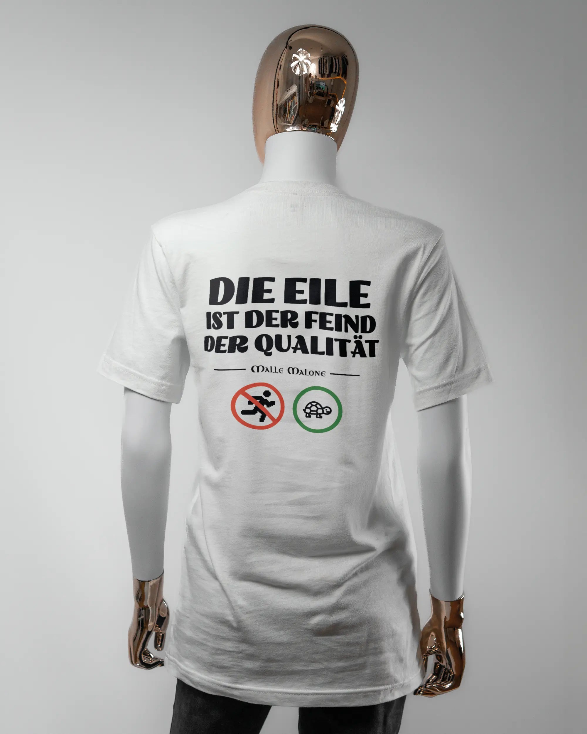 Rückseite des Basic Unisex T-Shirt Light von Maondo mit dem Design Keine Eile in der Farbe White und in der Größe S getragen von einer femininen Puppe