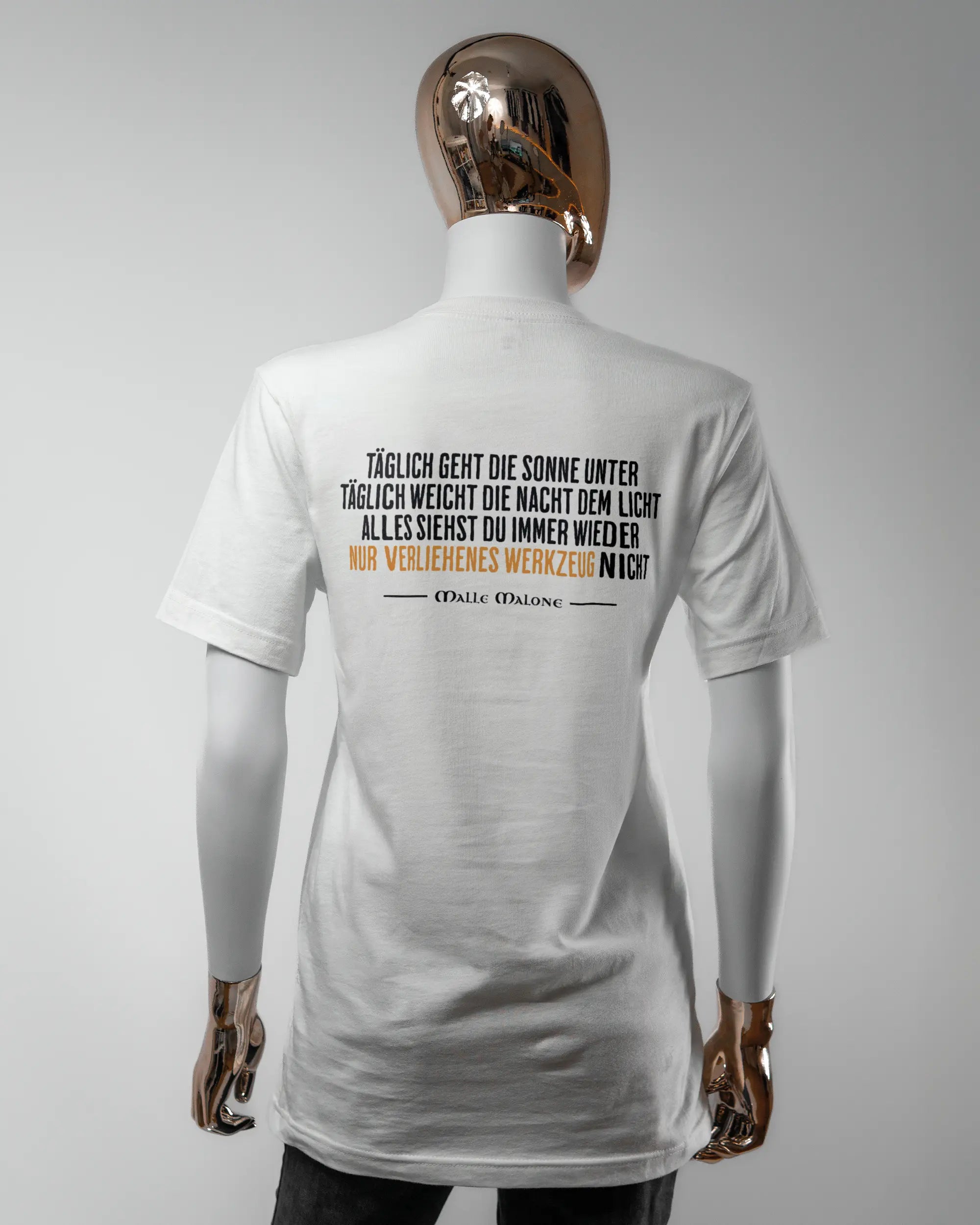 Rückseite des Basic Unisex T-Shirt Light von Maondo mit dem Design Wegzeug in der Farbe White und in der Größe S getragen von einer femininen Puppe