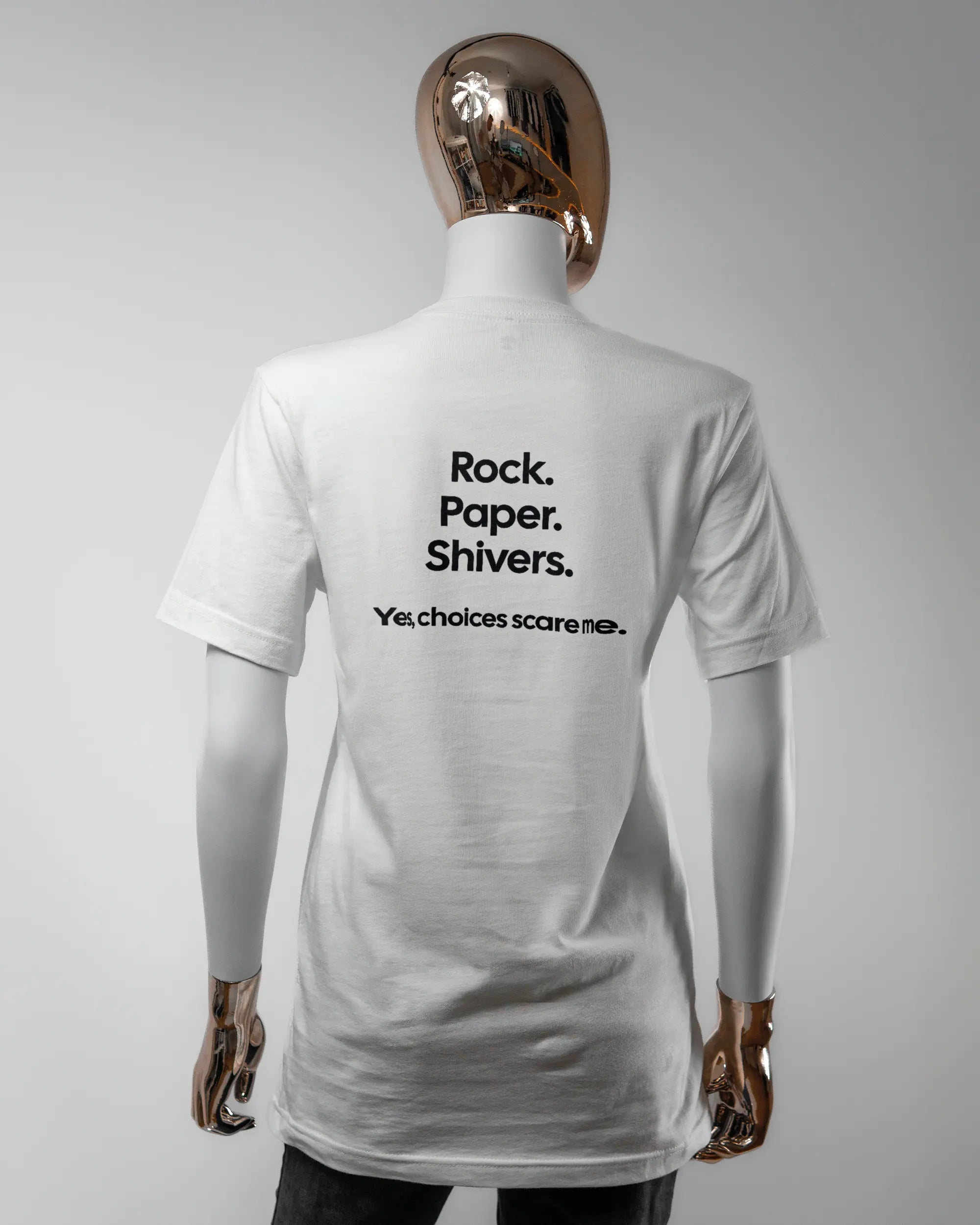 Rückseite des Basic Unisex T-Shirt Light von Maondo mit dem Design Rock Paper Shivers in der Farbe White und in der Größe S getragen von einer femininen Puppe