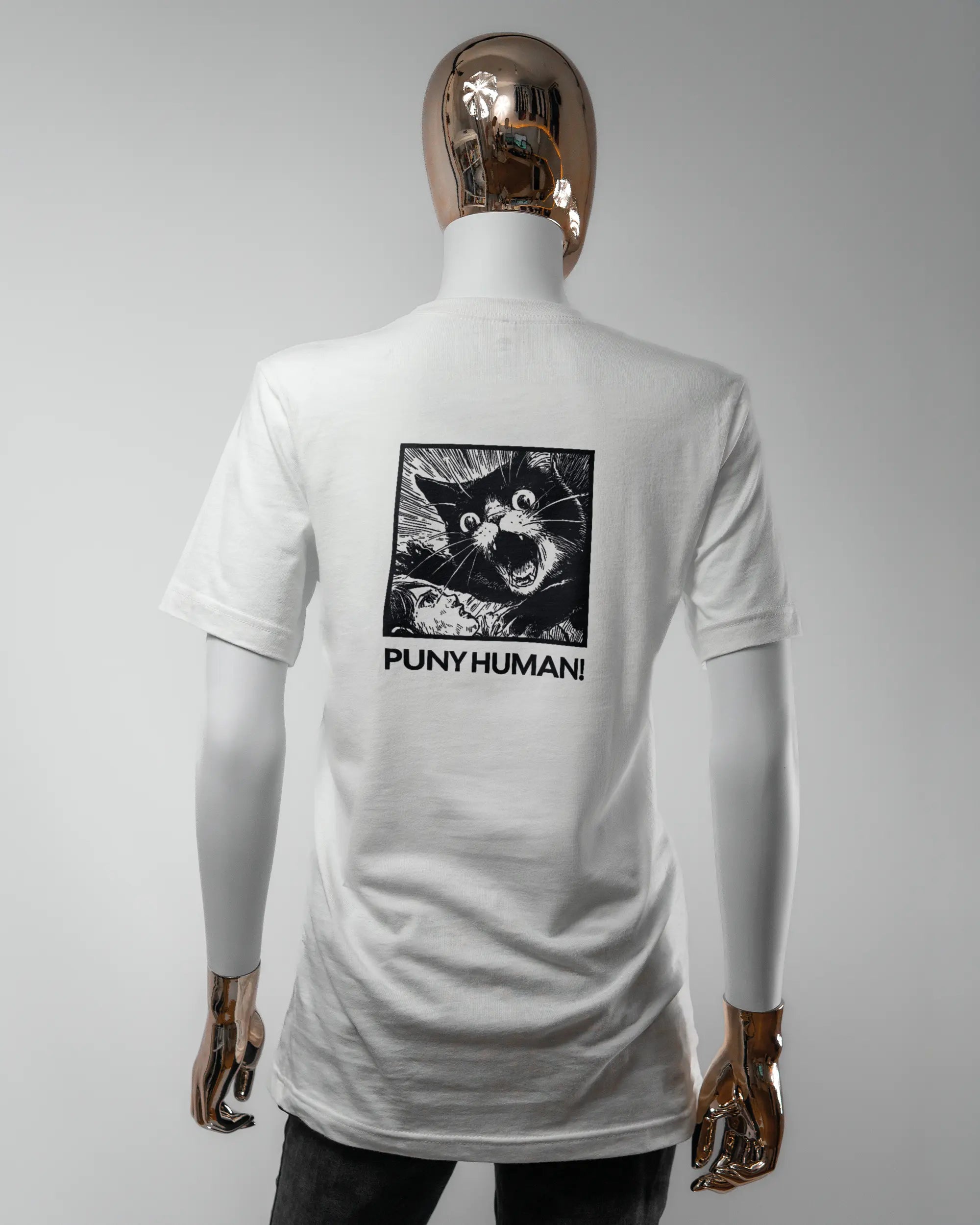 Rückseite des Basic Unisex T-Shirt Light von Maondo mit dem Design Puny Human in der Farbe White und in der Größe S getragen von einer femininen Puppe