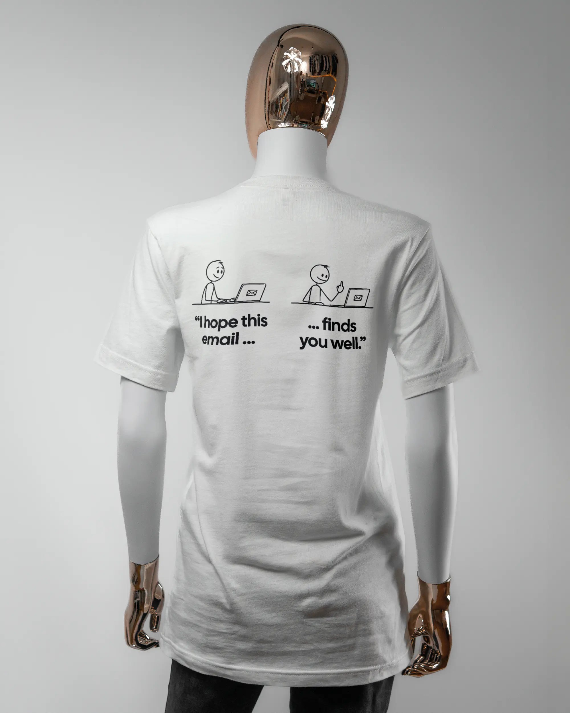 Rückseite des Basic Unisex T-Shirt Light von Maondo mit dem Design Found me not well in der Farbe White und in der Größe S getragen von einer femininen Puppe