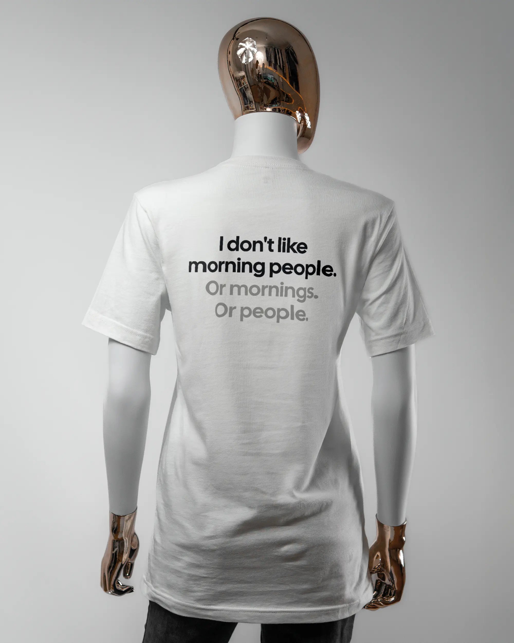 Rückseite des Basic Unisex T-Shirt Light von Maondo mit dem Design Morning Person in der Farbe White und in der Größe S getragen von einer femininen Puppe