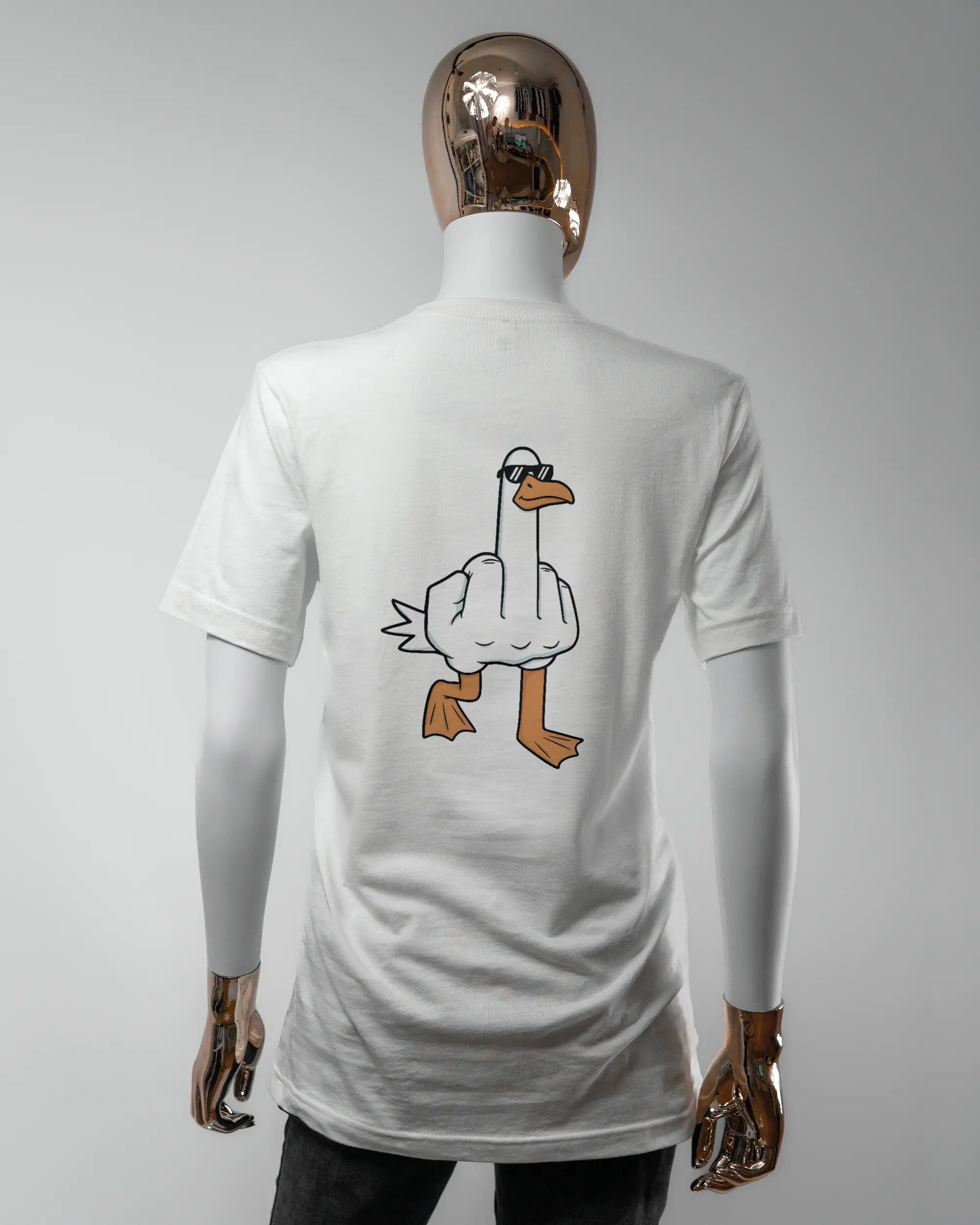 Rückseite des Basic Unisex T-Shirt Light von Maondo mit dem Design I give a duck in der Farbe White und in der Größe S getragen von einer femininen Puppe