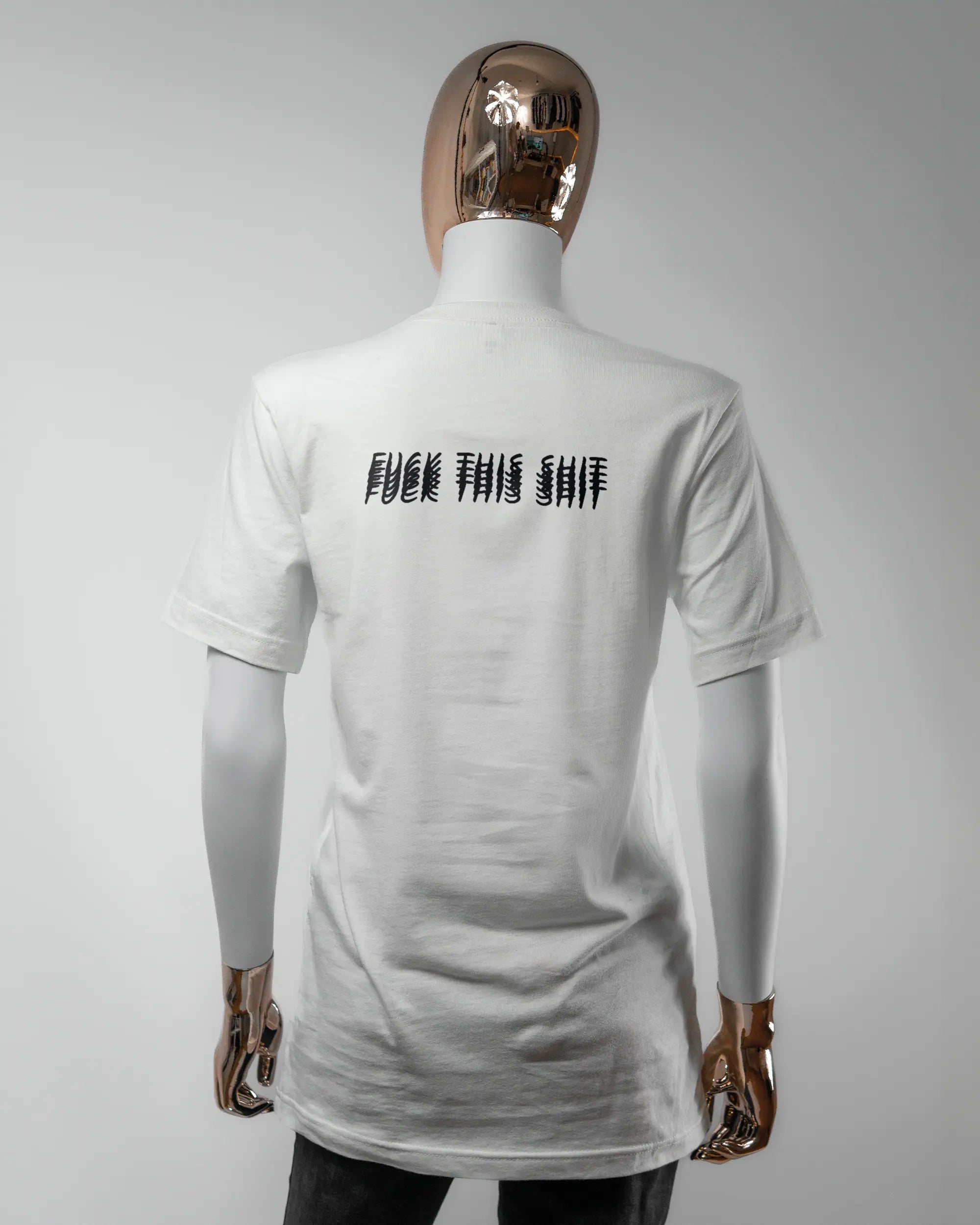 Rückseite des Basic Unisex T-Shirt Light von Maondo mit dem Design Hidden Message in der Farbe White und in der Größe S getragen von einer femininen Puppe