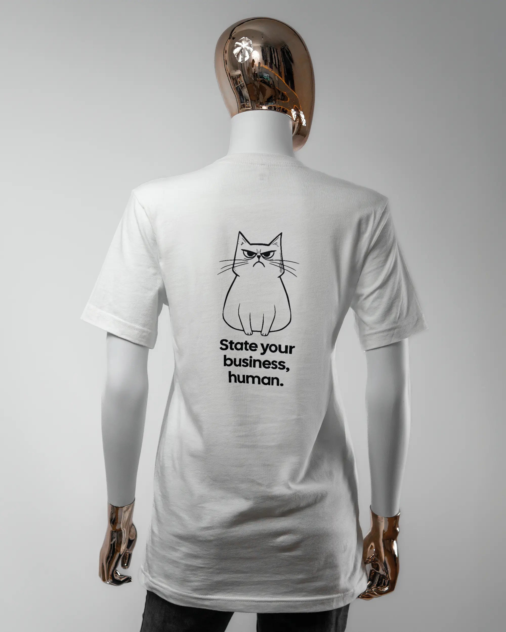 Rückseite des Basic Unisex T-Shirt Light von Maondo mit dem Design Grumpy Purr in der Farbe White und in der Größe S getragen von einer femininen Puppe