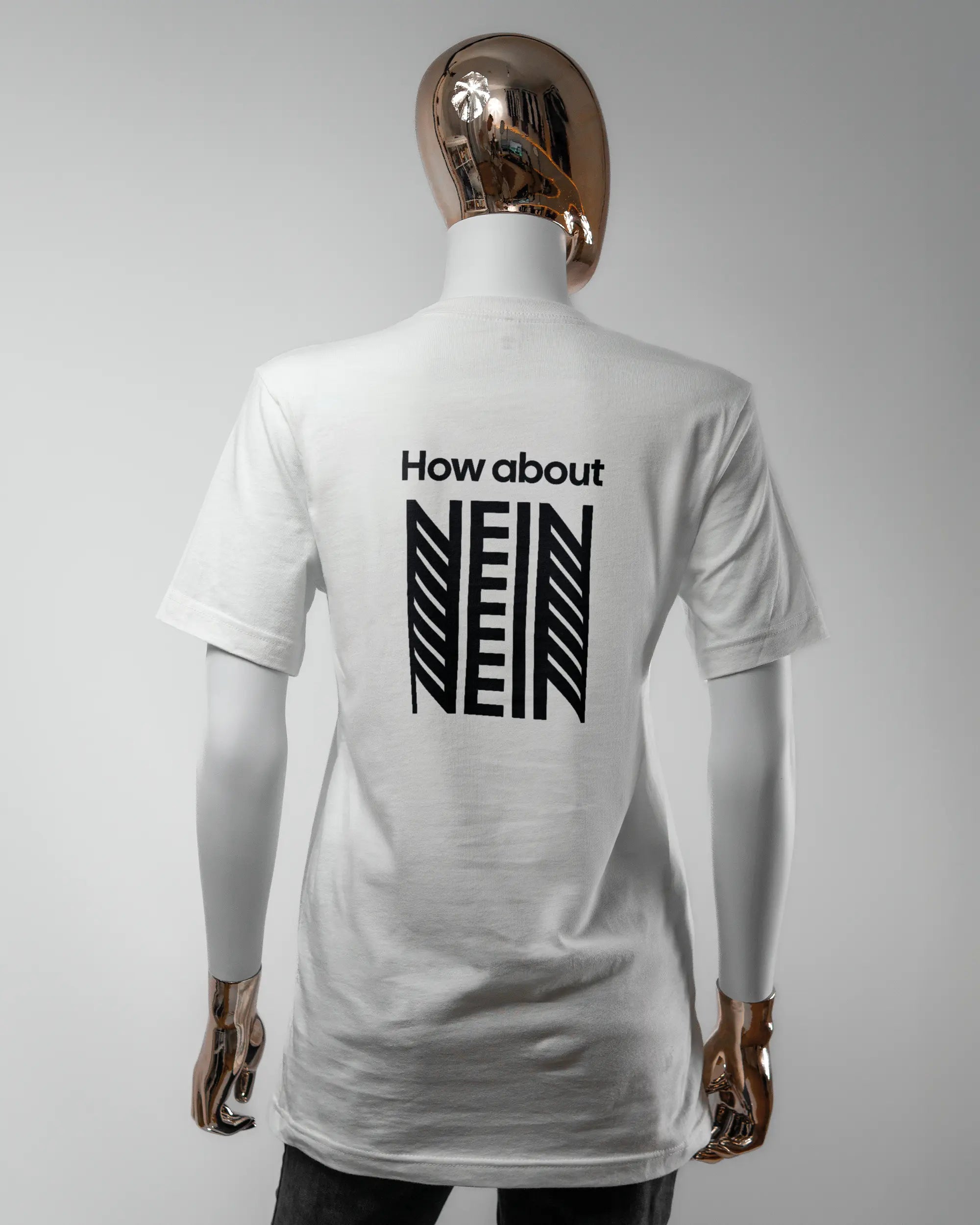 Rückseite des Basic Unisex T-Shirt Light von Maondo mit dem Design How about nein in der Farbe White und in der Größe S getragen von einer femininen Puppe