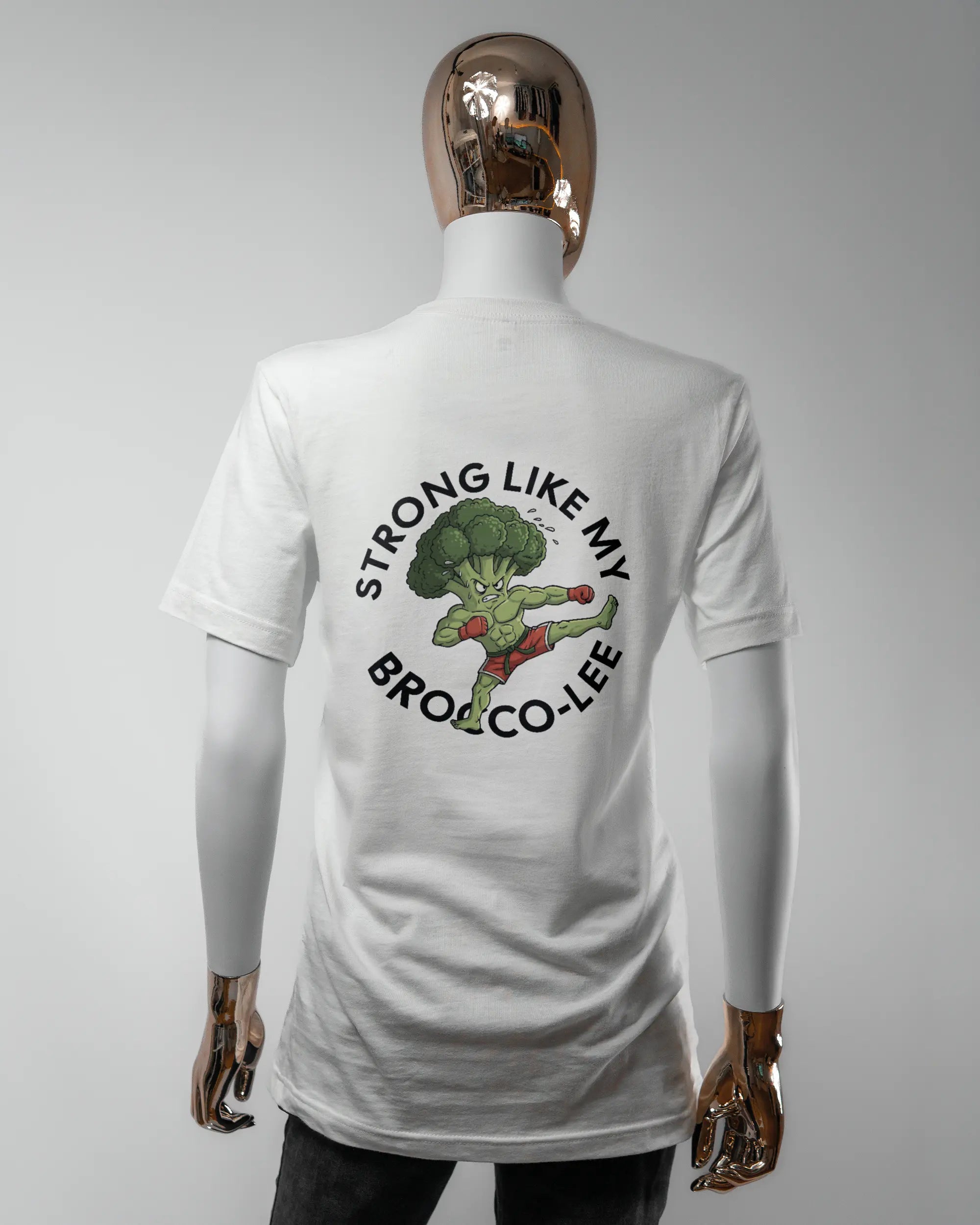 Rückseite des Basic Unisex T-Shirt Light von Maondo mit dem Design Brocco-Lee in der Farbe White und in der Größe S getragen von einer femininen Puppe