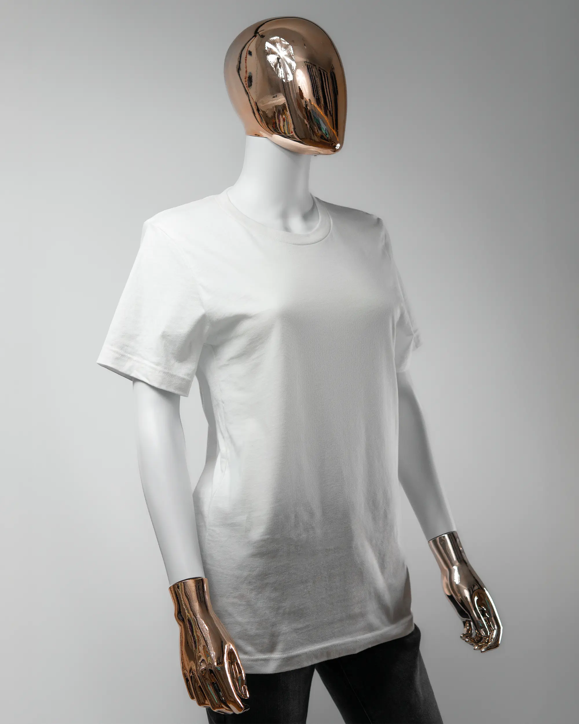 Vorderseite des Basic Unisex T-Shirt Light von Maondo ohne Motiv in der Farbe White und in der Größe S getragen von einer femininen Puppe