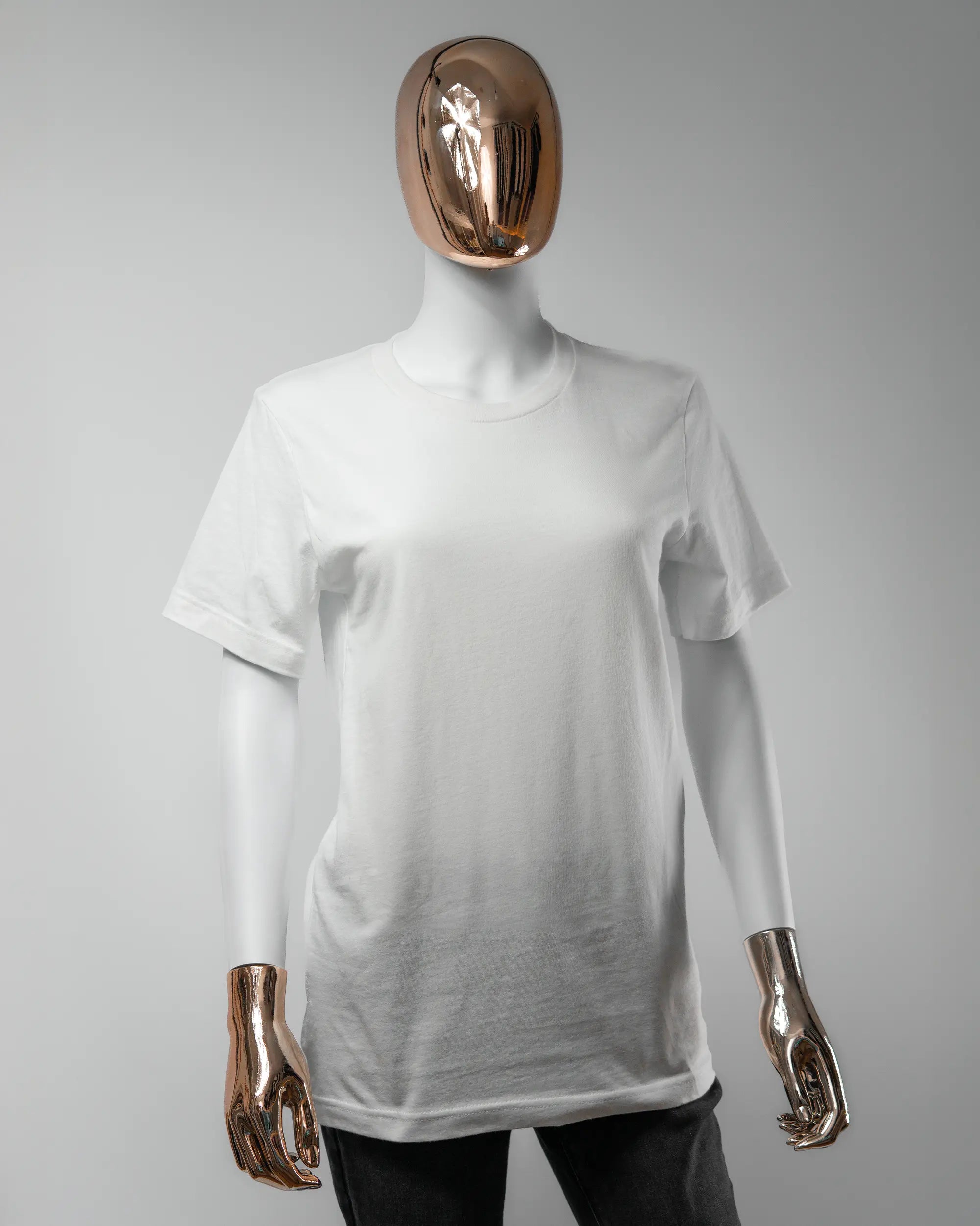 Vorderseite des Basic Unisex T-Shirt Light von Maondo ohne Motiv in der Farbe White und in der Größe S getragen von einer femininen Puppe