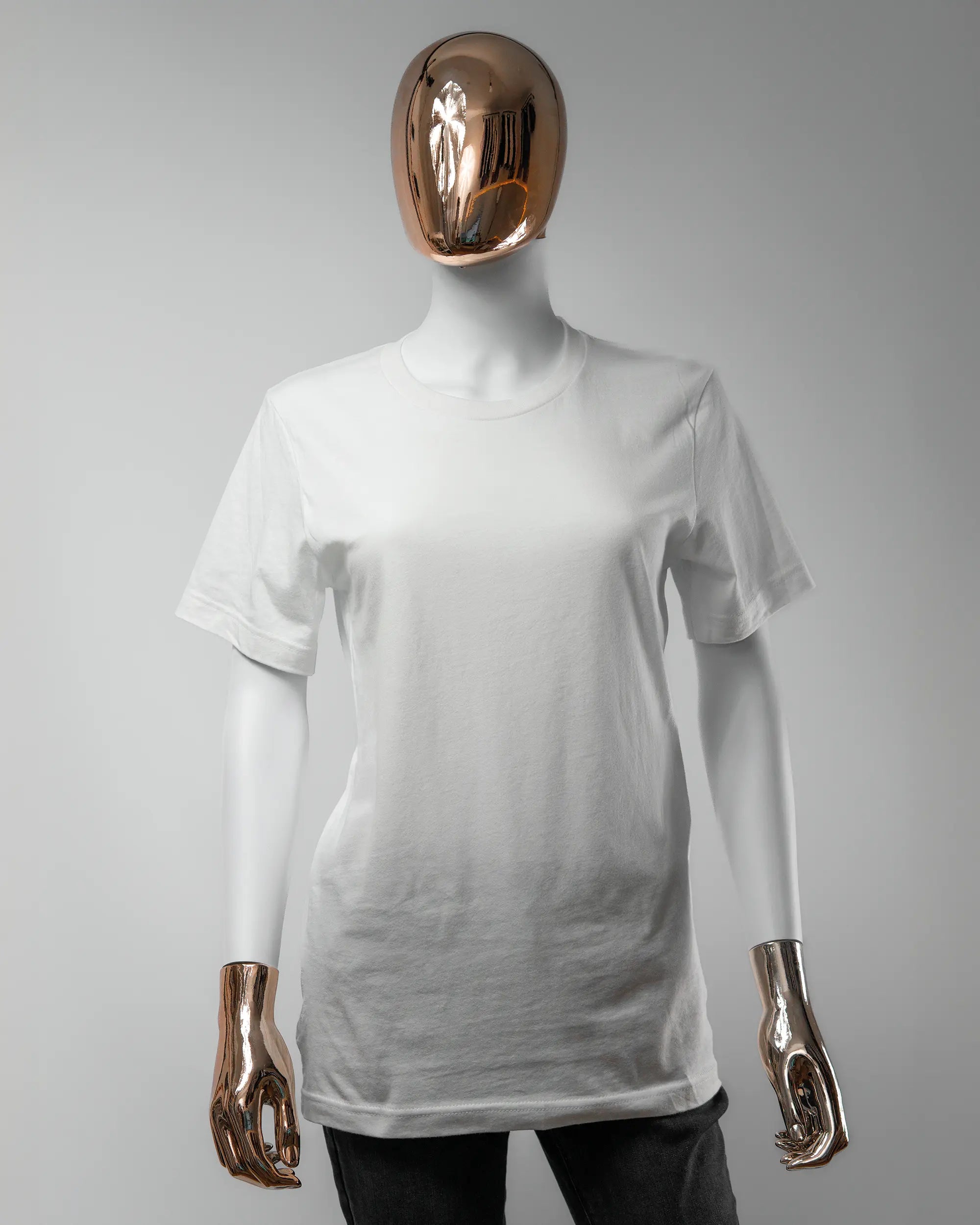 Vorderseite des Basic Unisex T-Shirt Light von Maondo ohne Motiv in der Farbe White und in der Größe S getragen von einer femininen Puppe