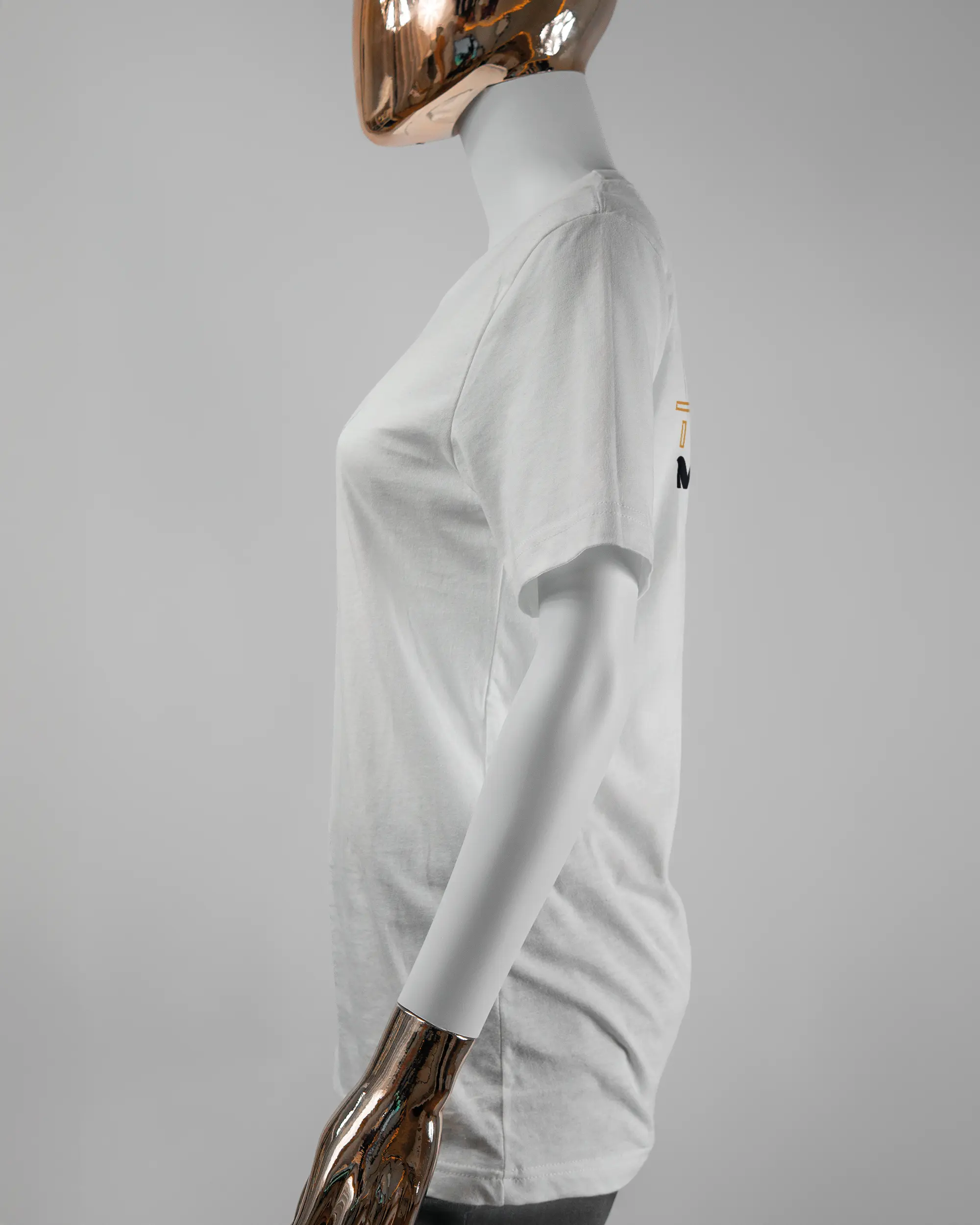 Seitenansicht des Basic Unisex T-Shirt Light von Maondo mit dem Design Tracht mit dir hinten in der Farbe White und in der Größe S getragen von einer femininen Puppe