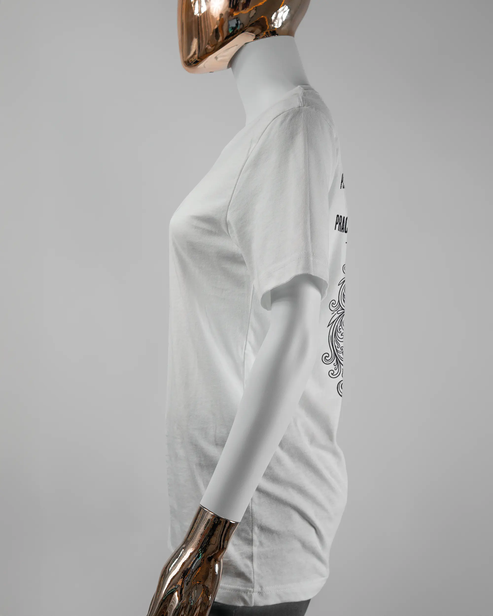 Seitenansicht des Basic Unisex T-Shirt Light von Maondo mit dem Design Trachtentanz hinten in der Farbe White und in der Größe S getragen von einer femininen Puppe