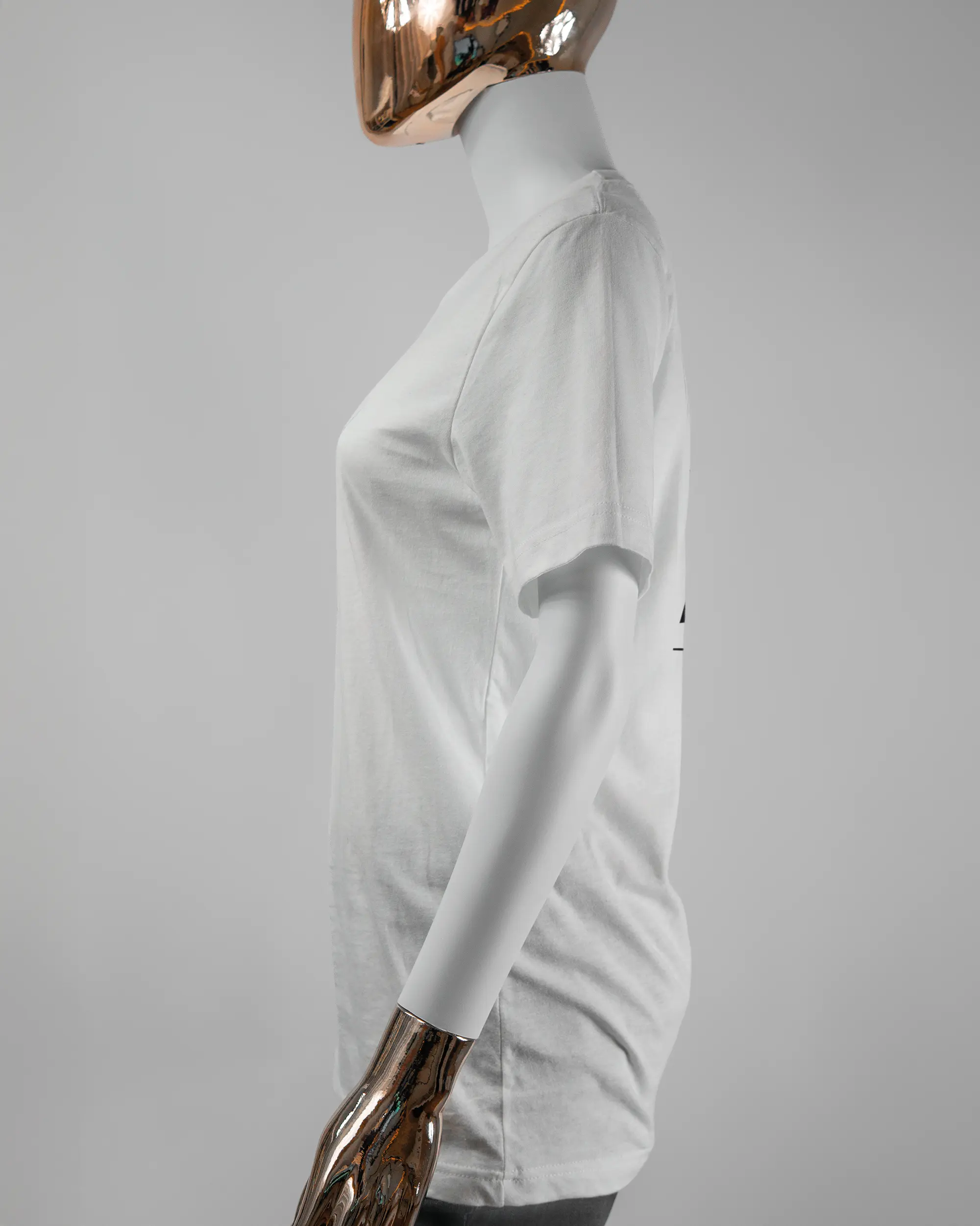 Seitenansicht des Basic Unisex T-Shirt Light von Maondo mit dem Design Holzarbeit hinten in der Farbe White und in der Größe S getragen von einer femininen Puppe