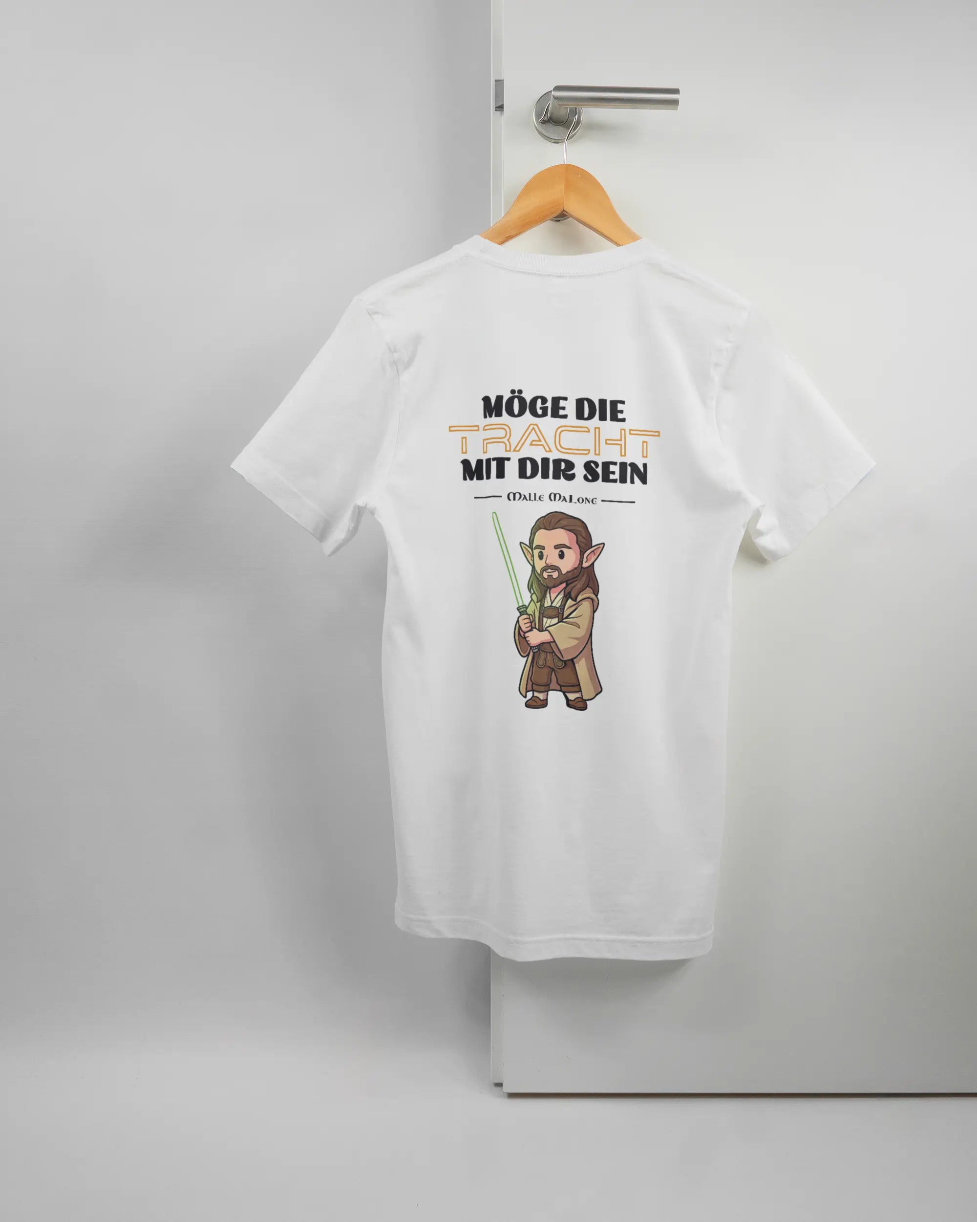 Rückseite des Basic Unisex T-Shirt Light von Maondo mit dem Design Tracht mit dir in der Farbe White und in der Größe S auf einem Bügel an der Türklinke aufgehängt