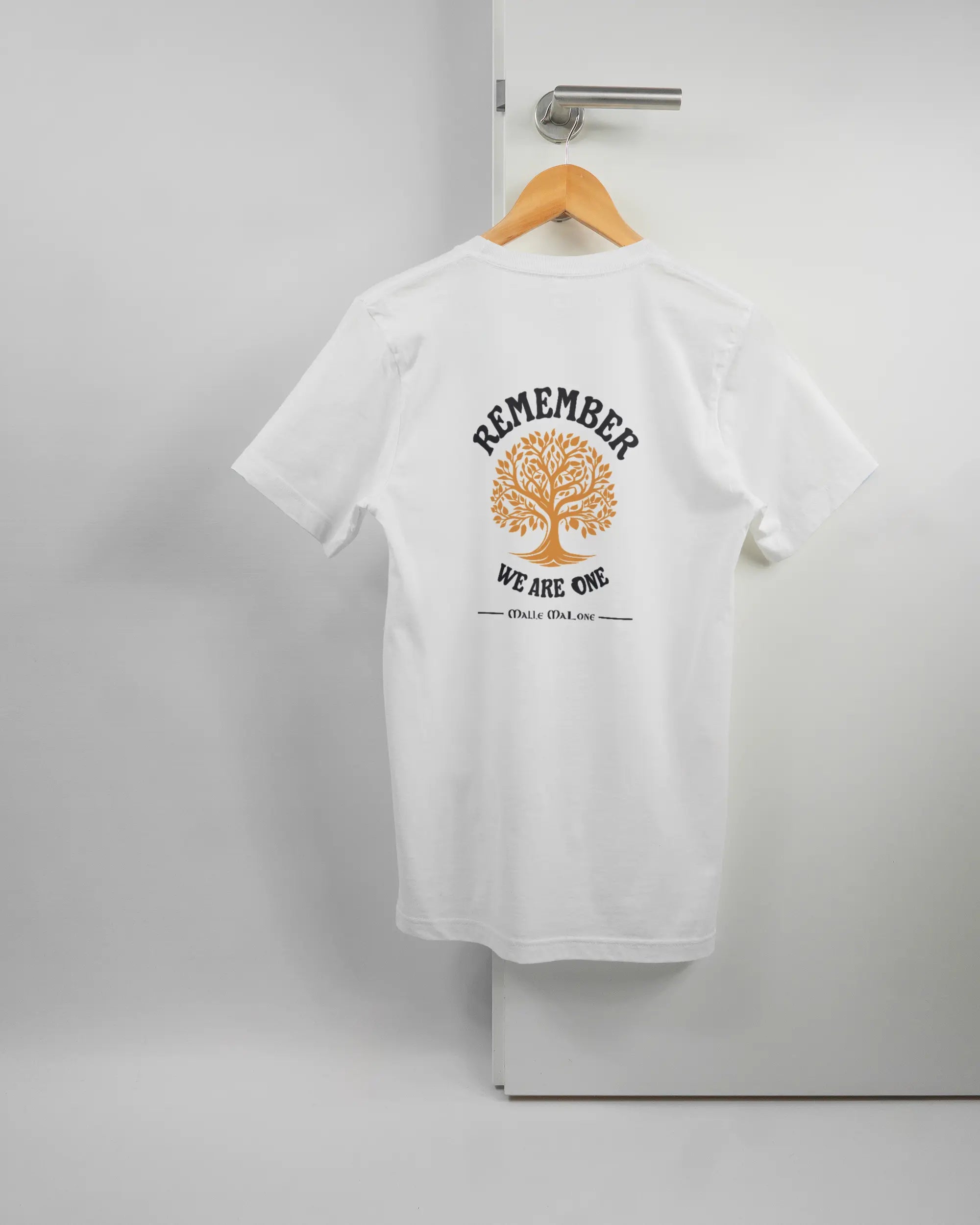 Rückseite des Basic Unisex T-Shirt Light von Maondo mit dem Design We are one in der Farbe White und in der Größe S auf einem Bügel an der Türklinke aufgehängt